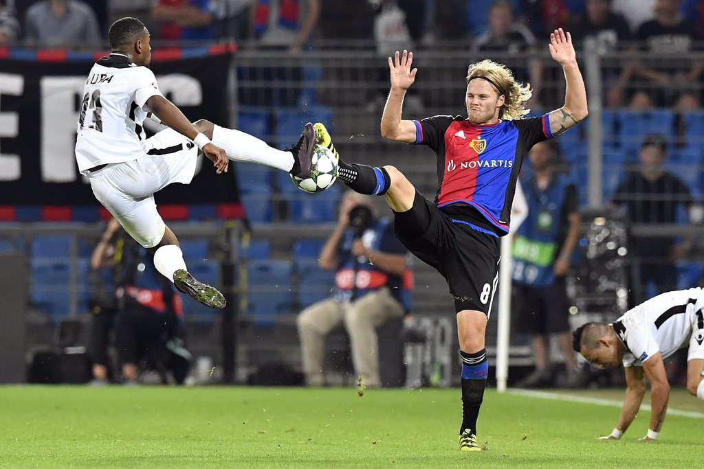 epa05538482 Basel's Birkir Bjarnason (R) fights for the ball against Ludogorets' Virgil Misidjan during the UEFA Champions League Group A soccer match between FC Basel 1893 and PFC Ludogorets Razgrad at the St. Jakob-Park stadium in Basel, Switzerland, 13 September 2016. EPA/PETER SCHNEIDER