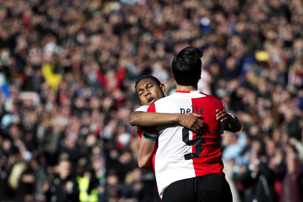 epa04106205 Feyenoord's Graziano Pelle (R) celebrates his goal with teammate Jean-Paul Boetius during the Dutch Eredivisie soccer match between Feyenoord Rotterdam and Ajax Amsterdam in Rotterdam, The Netherlands, 02 March 2014. EPA/OLAF KRAAK