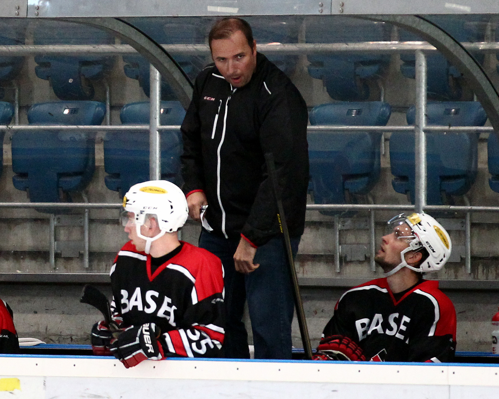Reto Waldmeier steht neu als Headcoach an der Bande beim EHC Basel.