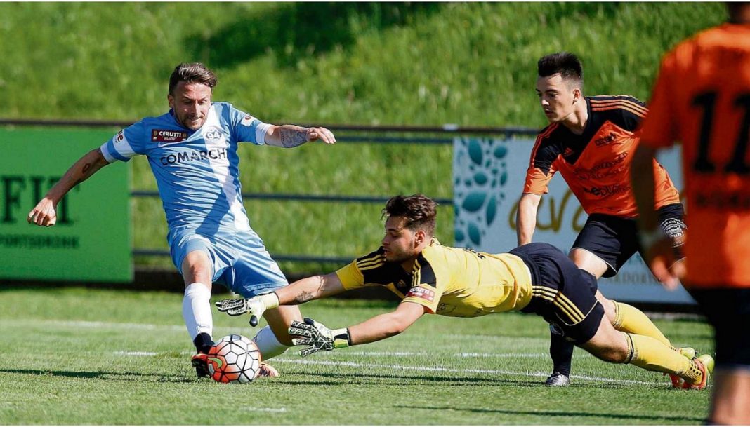 Der Mann mit dem grossen Rucksack im Trikot der Zuger: Daniel Gygax (links), 35-facher Nationalspieler.