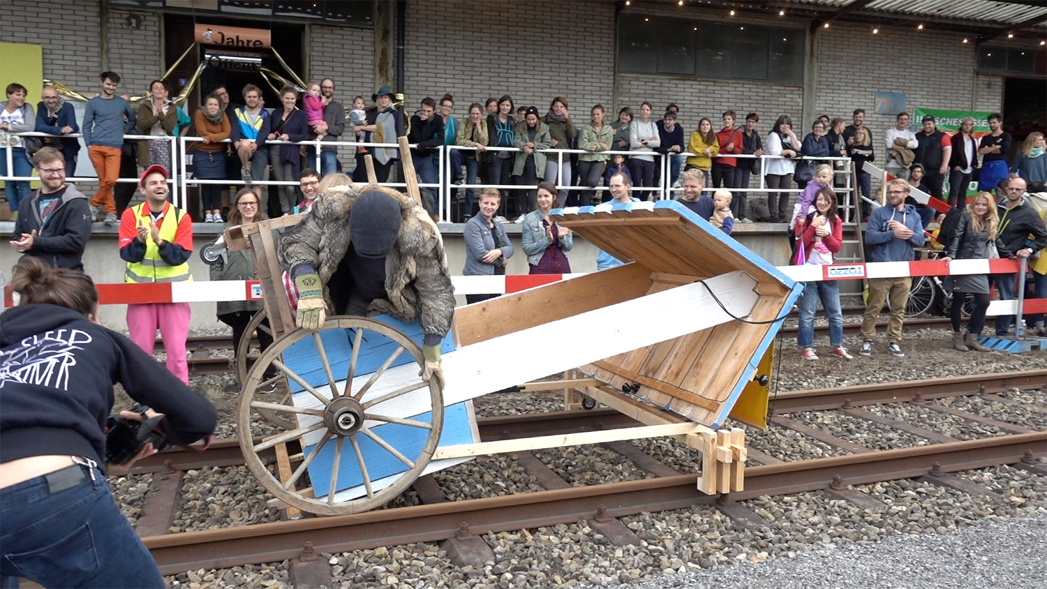 Christoph Schön von der Markthalle in bärenstarkem Outfit und passender Aktion.