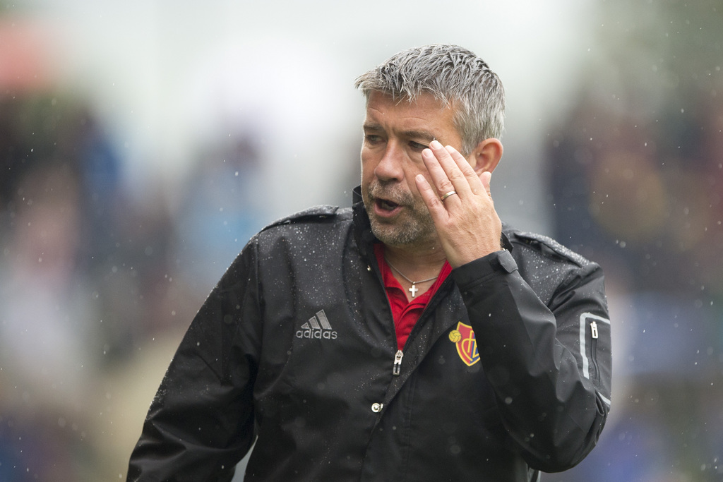 Der Basler Trainer Urs Fischer beim Fussball 1/16-Final Cup Spiel zwischen dem FC Zug und dem FC Basel, am Sonntag, 18. September 2016, in Zug. (KEYSTONE/Urs Flueeler)
