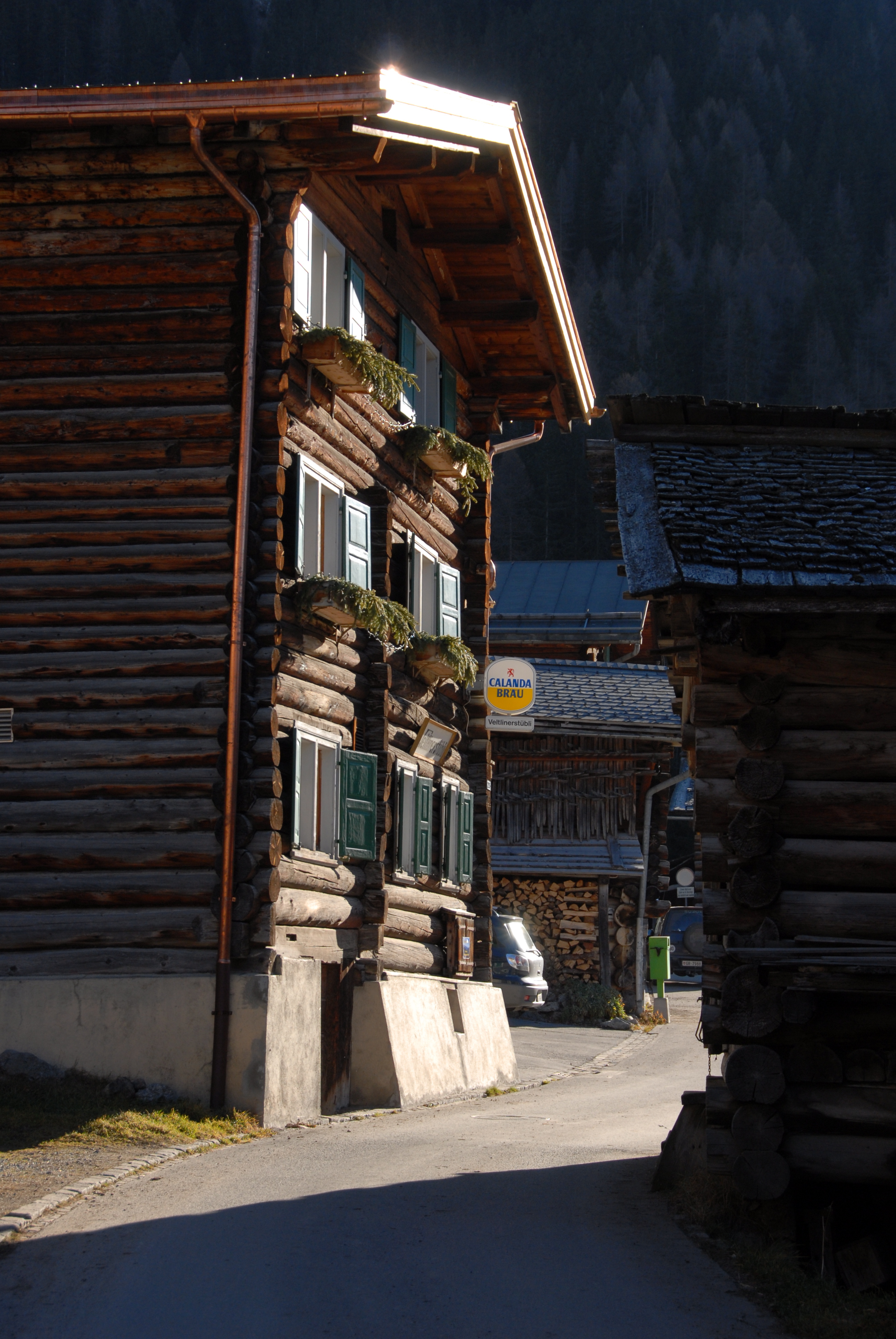 Geranien und Bier, das findet die Wanderin hier in Davos Monstein.