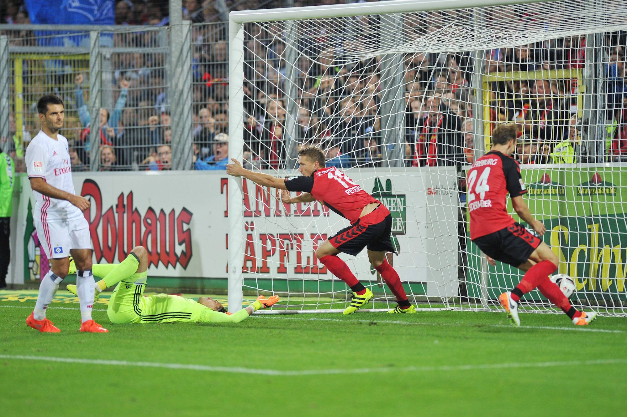 (l.) Nils Petersen (SC Freiburg) macht das 1:0 beim Spiel SC Freiburg vs Hamburger SV, am 20.09.2016. Freiburg Copyright: xLaegler/xEibner-Pressefotox EP_slr l Nile Petersen SC Freiburg makes the 1 0 the Game SC Freiburg vs Hamburg SV at 20 09 2016 Freiburg Copyright xLaegler xEibner Pressefotox EP_SLR