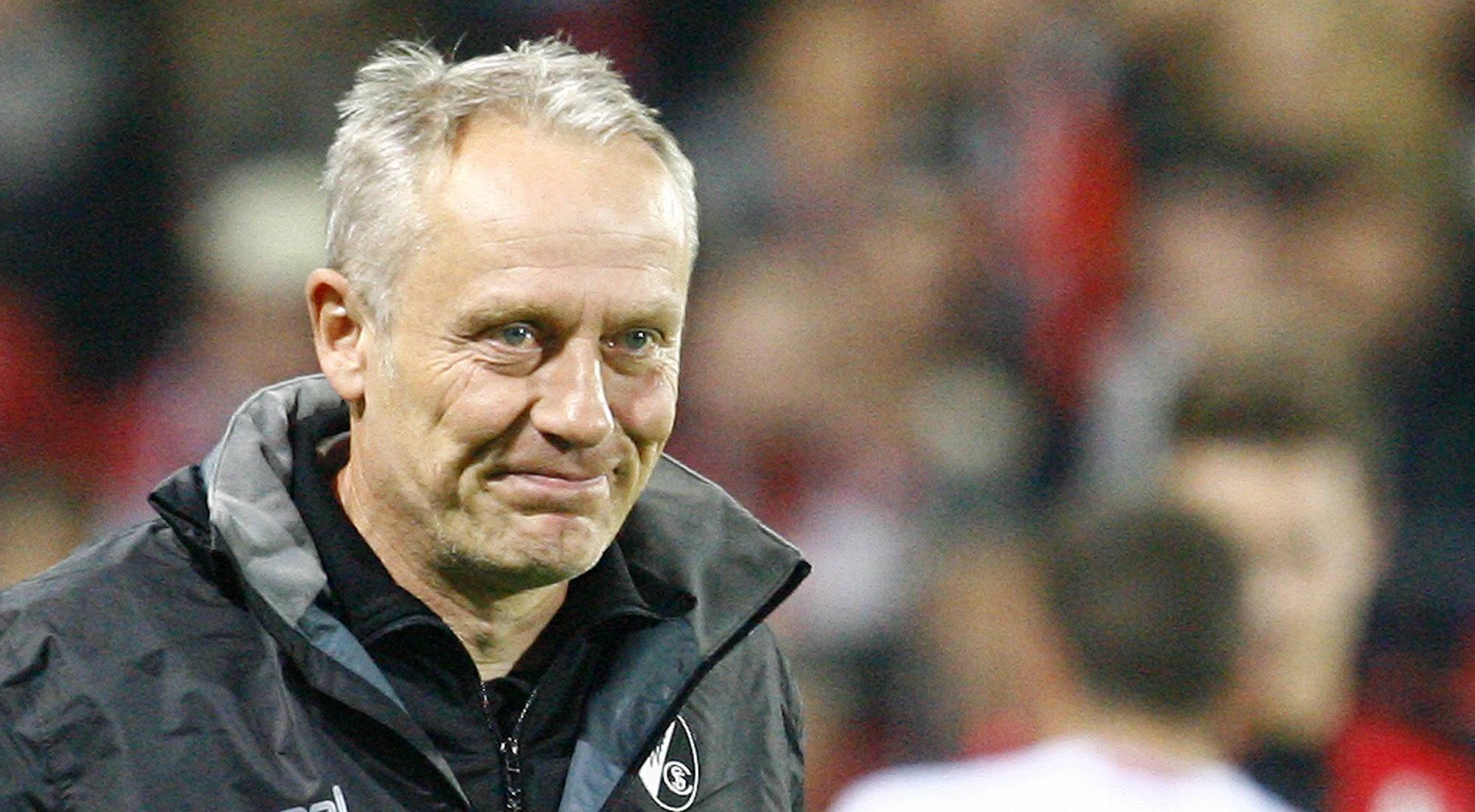 SC Freiburg - Hamburger SV Christian STREICH, Trainer SCF, Halbkˆrper, Coachinghzone, Mimik, l‰chelnd, Einzelbild, hoch, Fuflball, 1.BL Saison 2016/2017 SC Freiburg Hamburg SV Christian Coup team manager SCF Half body Coachinghzone Facial expressions smiling Single vertical Football 1 BL Season 2016 2017