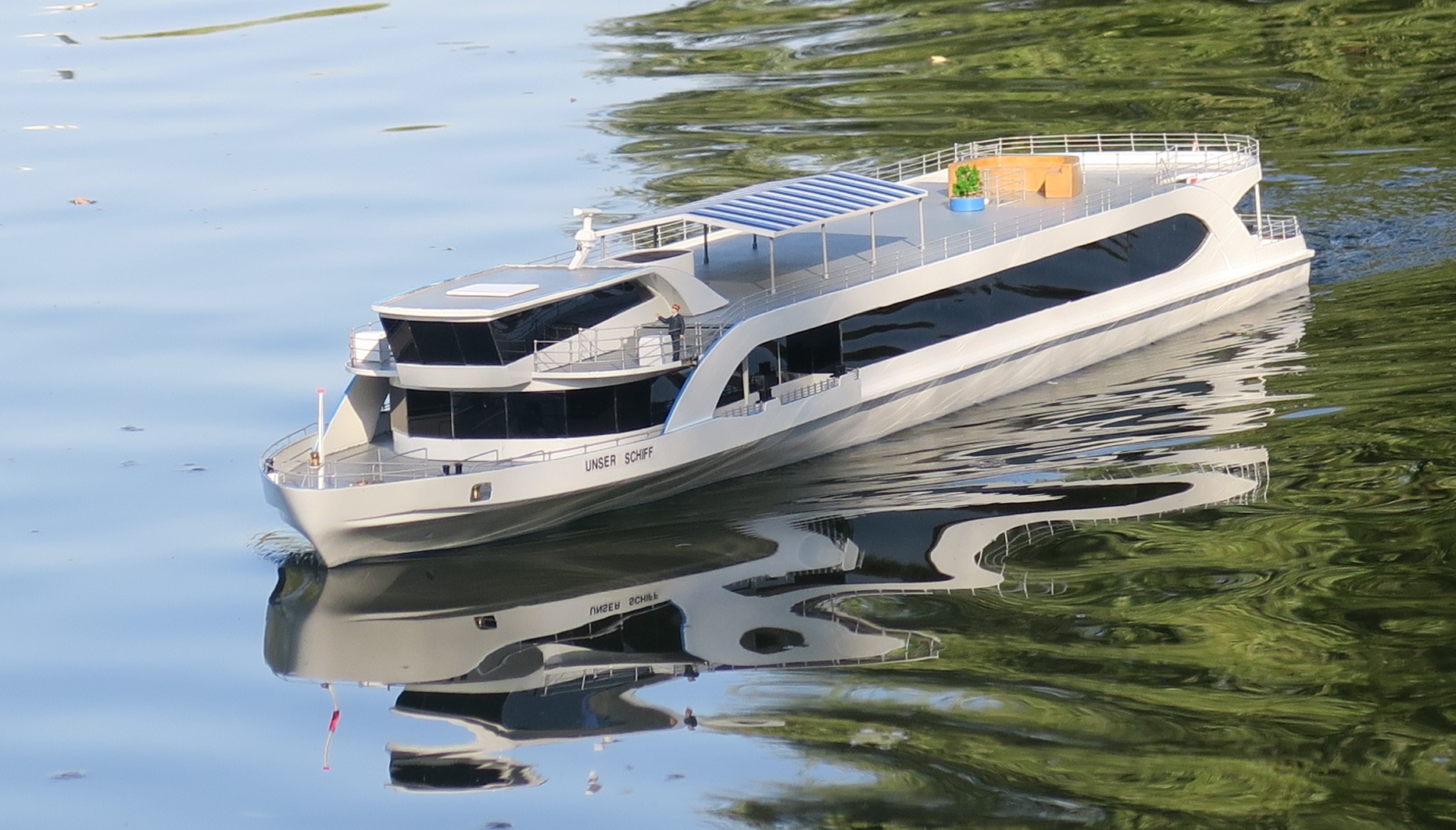 Testfahrt in der Grün 80: Das Modell-Schiff schwimmt einwandfrei.