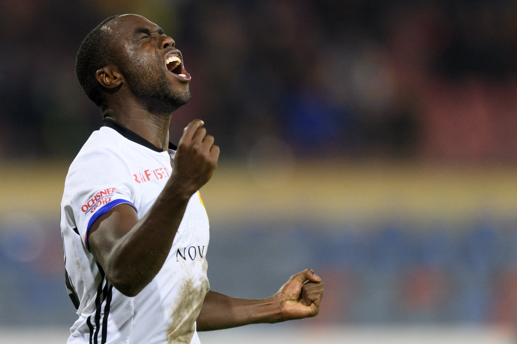 Le joueur balois Eder Balanta celebre apres avoir marque le deuxieme but lors des arrets de jeu lors de la rencontre de football de Super League entre le FC Lausanne-Sport, LS, et le FC Basel 1893 ce mercredi 21 septembre 2016 au stade olympique de la Pontaise a Lausanne. (KEYSTONE/Laurent Gillieron)