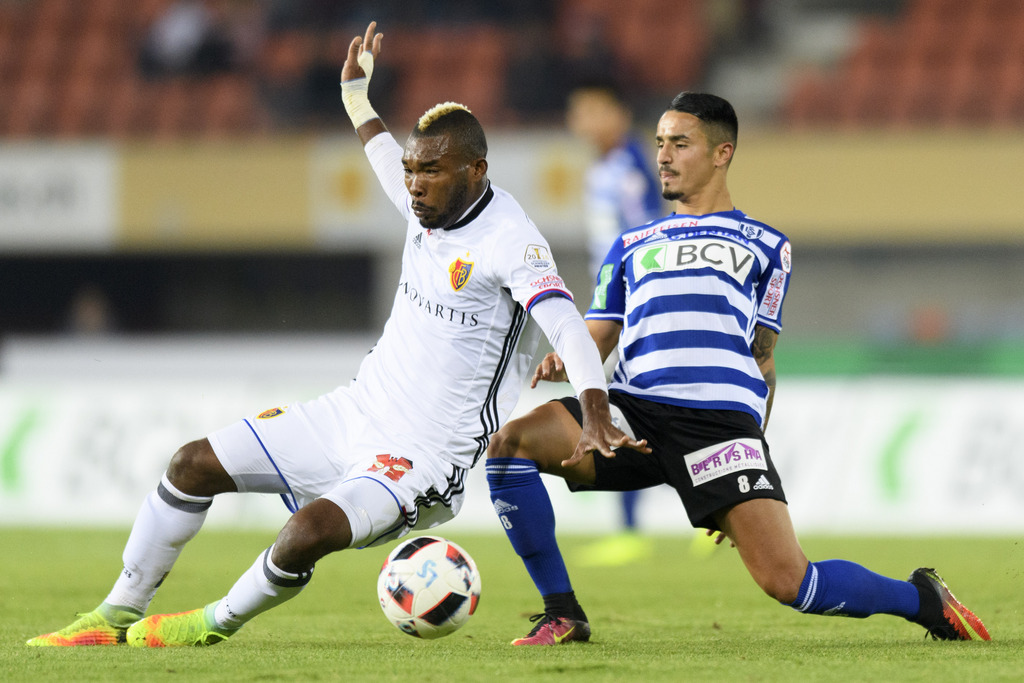 Le joueur balois Geoffroy Serey Die, gauche, lutte pour le ballon avec le milieu lausannois Musa Araz, droite, lors de la rencontre de football de Super League entre le FC Lausanne-Sport, LS, et le FC Basel 1893 ce mercredi 21 septembre 2016 au stade olympique de la Pontaise a Lausanne. (KEYSTONE/Laurent Gillieron)