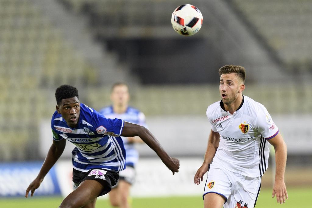 Le defenseur lausannois Elton Monteiro, gauche, lutte pour le ballon avec le joueur balois Andraz Sporar, droite, lors de la rencontre de football de Super League entre le FC Lausanne-Sport, LS, et le FC Basel 1893 ce mercredi 21 septembre 2016 au stade olympique de la Pontaise a Lausanne. (KEYSTONE/Laurent Gillieron)
