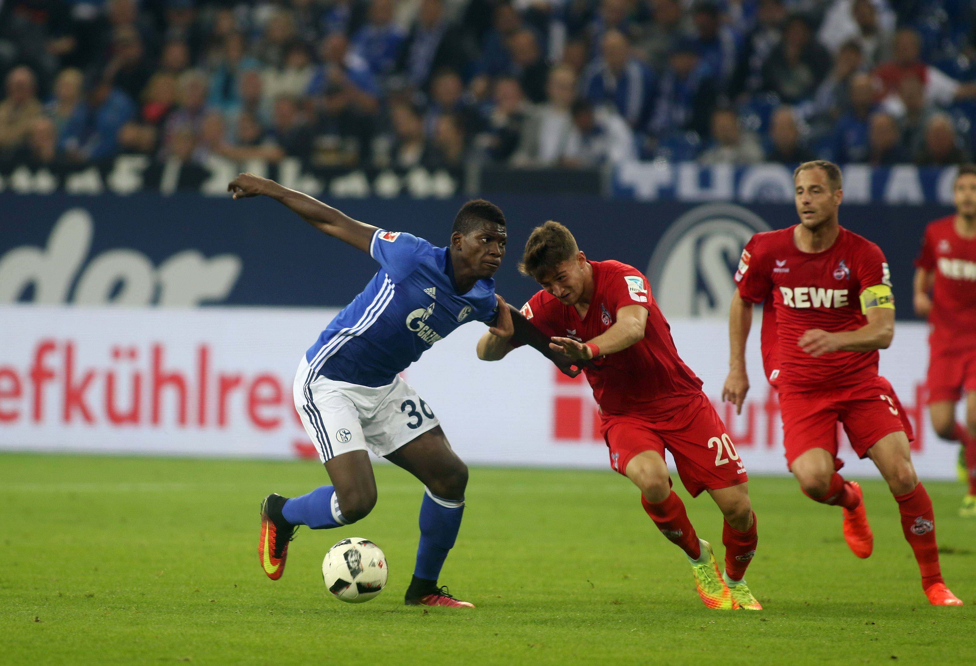 21.09.2016 - Breel Embolo (FC Schalke 04) im Zweikampf mit Salih �zcan (1. FC K�ln) beim BL-Spiel (Saison 2016/17) FC Schalke 04 - 1. FC K�ln. � 21 09 2016 Breel Embolo FC Schalke 04 in duel with Salih �zcan 1 FC Cologne the BL Game Season 2016 17 FC Schalke 04 1 FC Cologne �