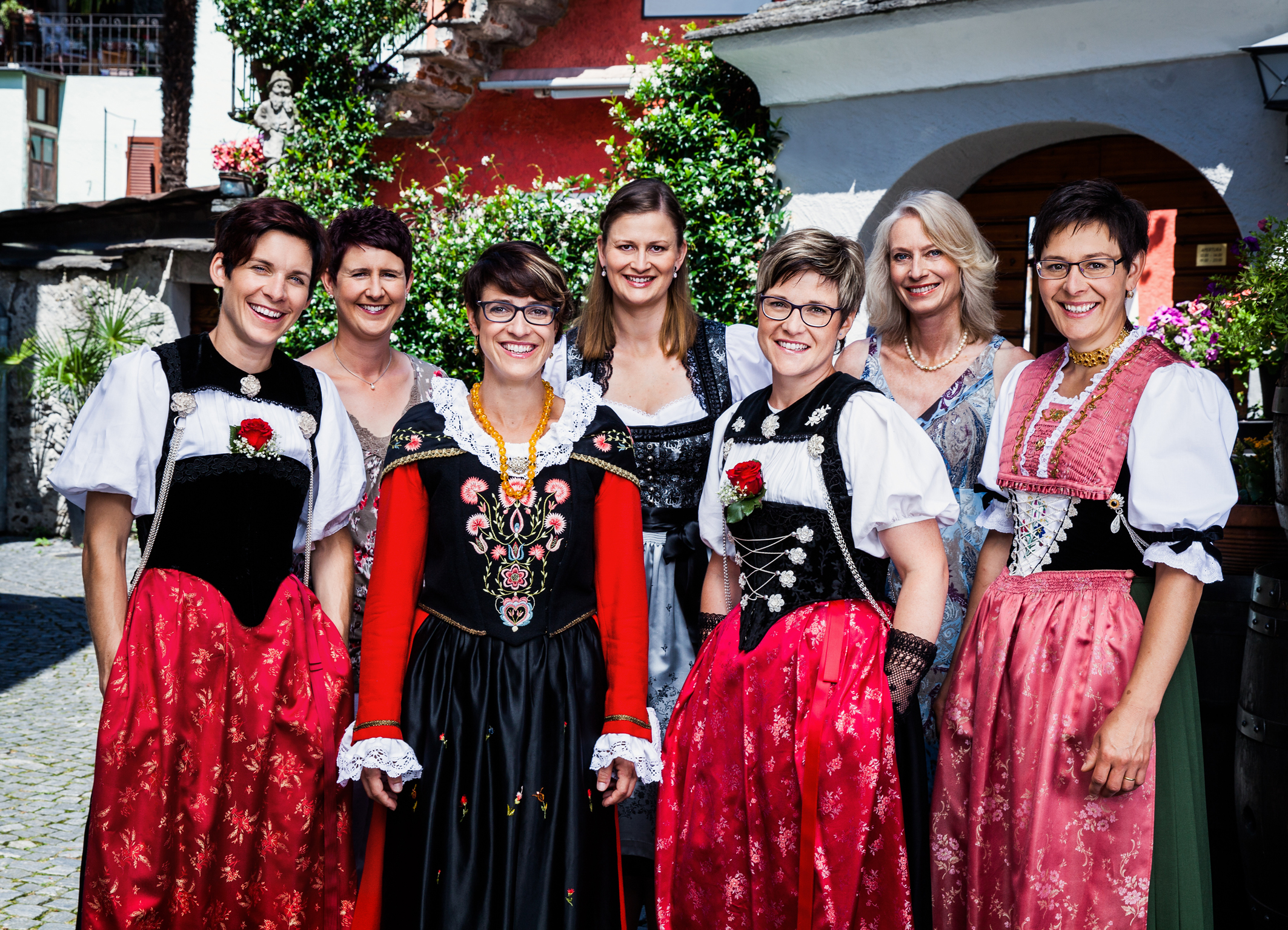 Nicht alle sieben Landfrauen haben eine Tracht. Wenn man gut schaut, findet man – ganz versteckt in der hinteren Reihe – zwei Frauen ohne.