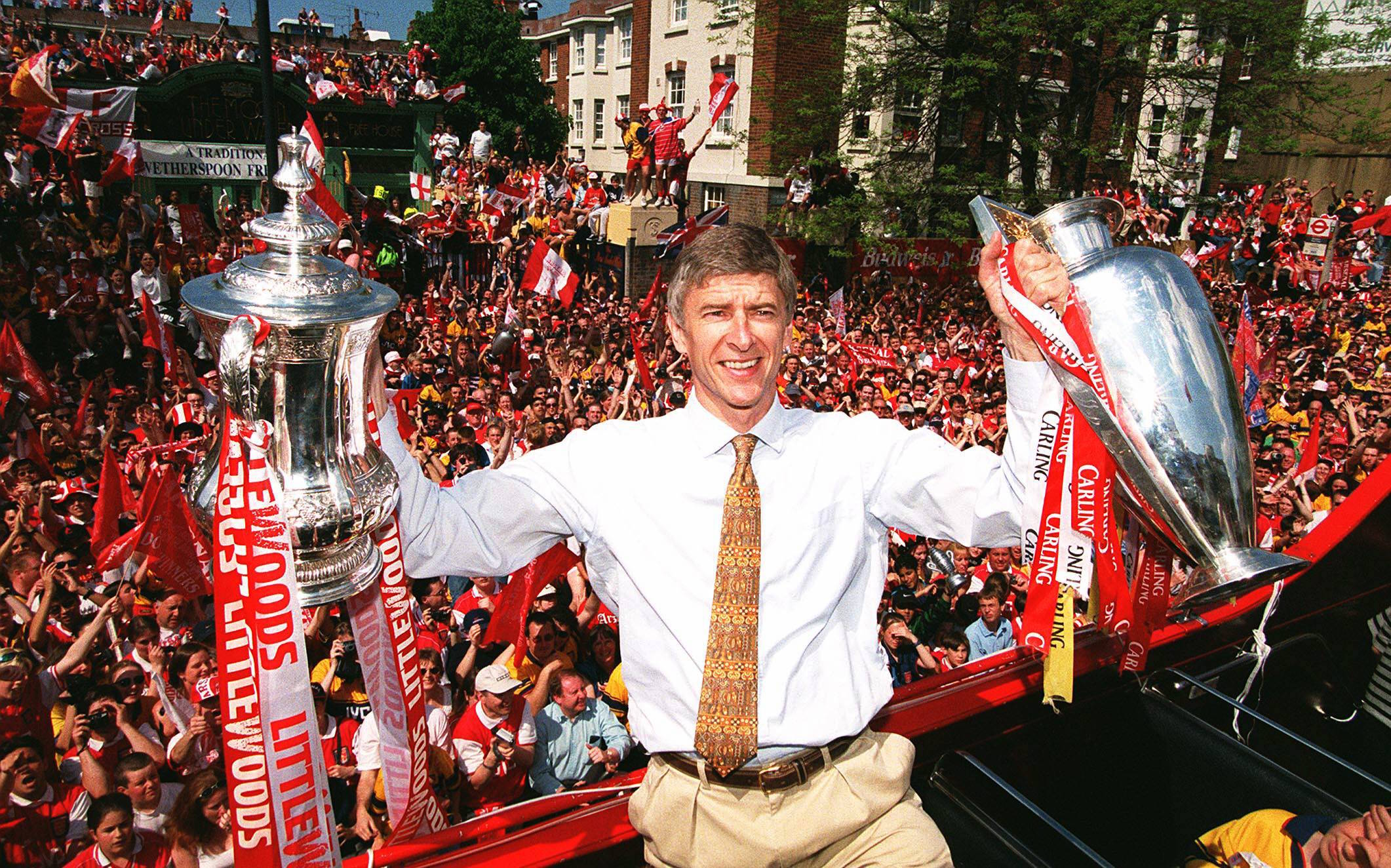 Bildnummer: 01703173 Datum: 17.05.1998 Copyright: imago/Colorsport Doublegewinner Arsenal - Trainer Arsene Wenger jubelt mit dem FA Pokal (li.) und dem Meisterpokal in den H‰nden - PUBLICATIONxINxGERxSUIxAUTxHUNxUSAxONLY; Vneg, quer, close, Coach, Feier, feiern, Meisterfeier, Englischer Meister, Meisterschaft, Pokal, Troph‰e, Pott, Pokalsieg, Pokalsieger, FA Cup, Double, Sieg, Sieger, Jubel, jubeln, Siegesjubel, Fan, Fans, Fuflballfan, Fuflballfans, Zuschauer, Publikum English Premier League 1997/1998, 1. Englische Liga, Arsenal FC London London Fanmassen, Zuschauermassen, Massen Gl¸ck, Masse, Freude, Fuflball Herren Mannschaft England Einzelbild optimistisch Randmotiv Personen Objekte
