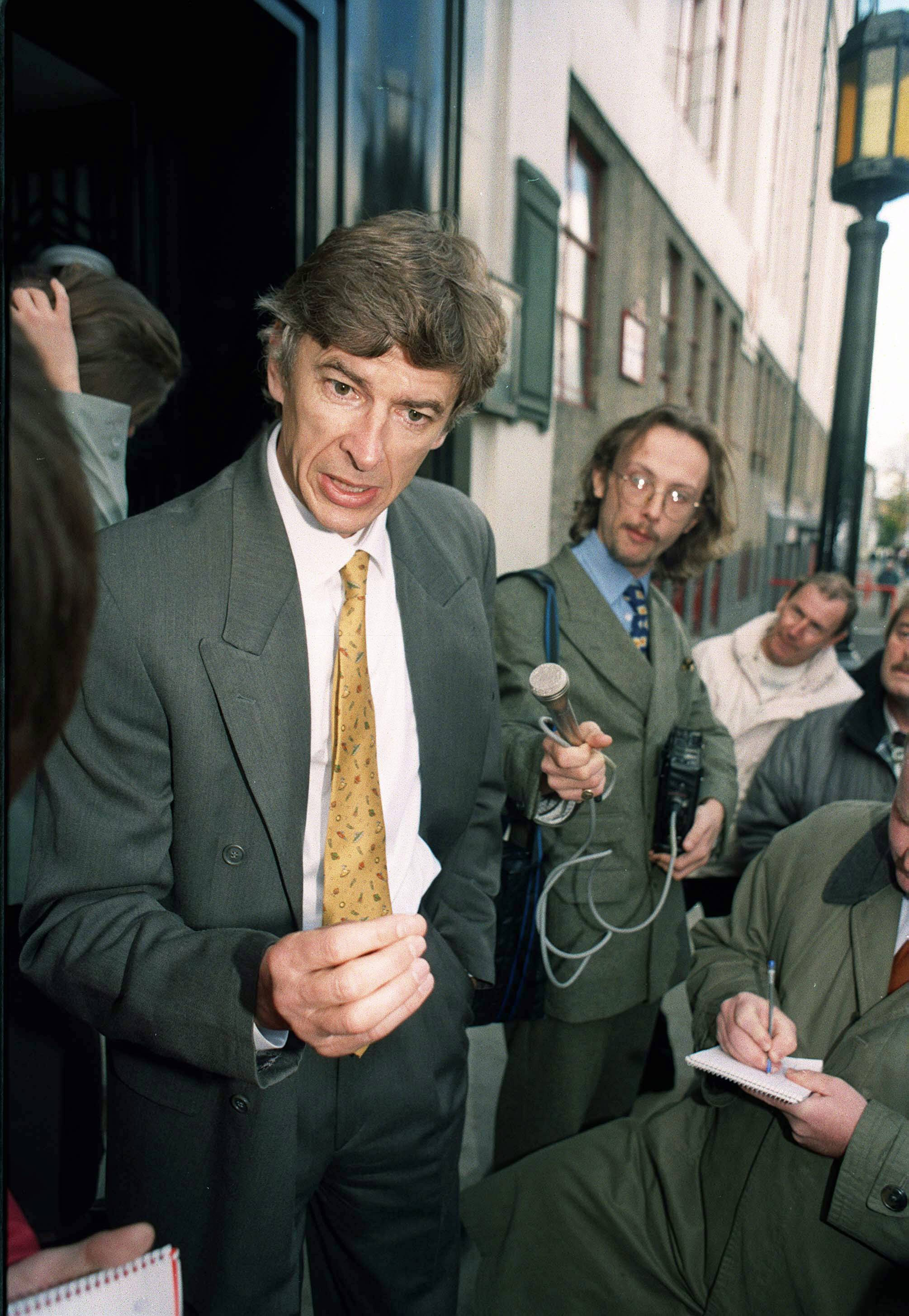 Bildnummer: 02422385 Datum: 07.11.1996 Copyright: imago/Colorsport Trainer Arsene Wenger (Arsenal) stellt sich den kritischen Fragen der Presse - PUBLICATIONxINxGERxSUIxAUTxHUNxUSAxONLY; Vdia, hoch, Interview, Medien, Journalist, Sportjournalist, Sportreporter English Premier League 1996/1997, 1. Englische Liga, Arsenal FC London London Highbury Nachdenklichkeit, Fuﬂball Herren Mannschaft England Gruppenbild pessimistisch Randmotiv Personen