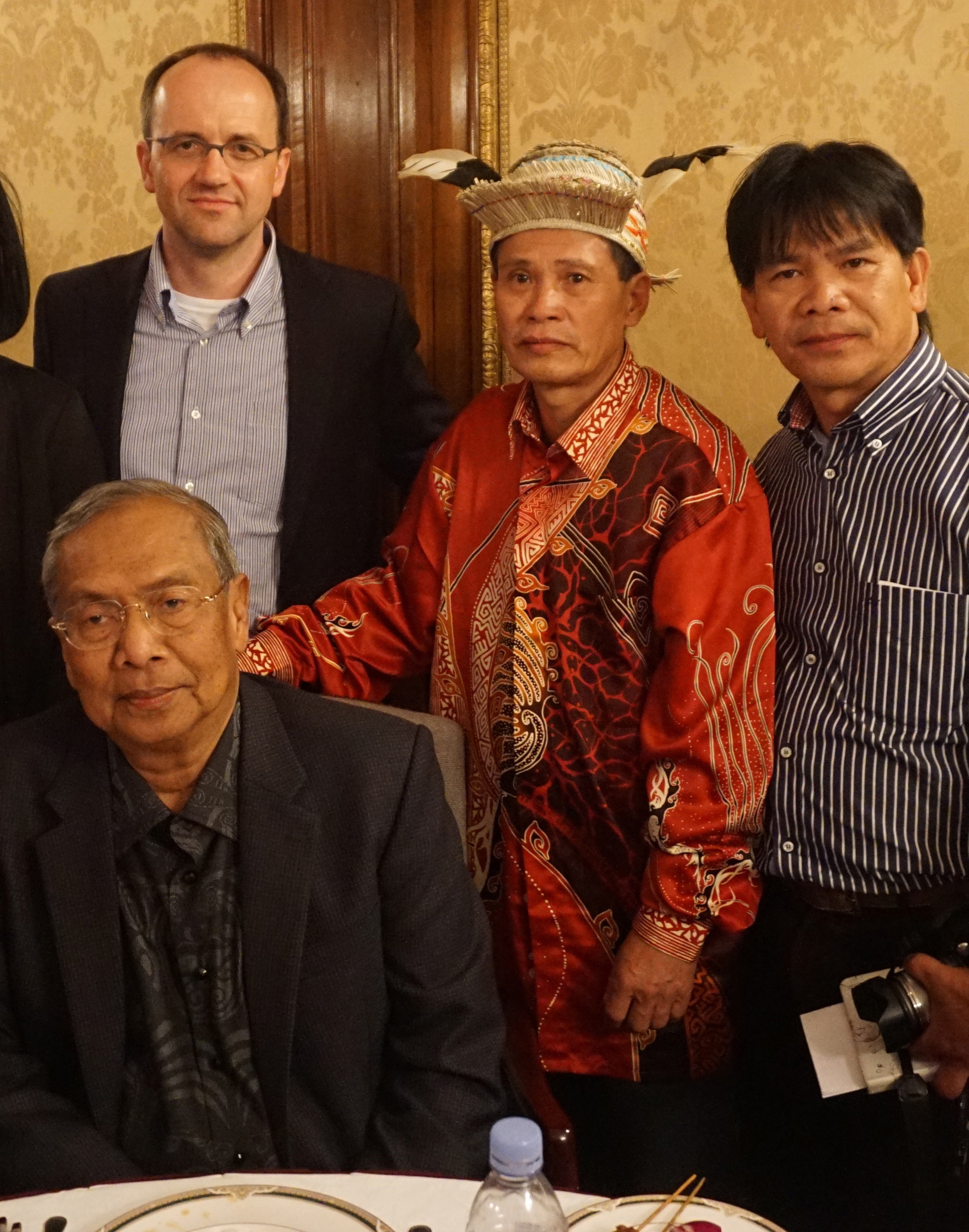 Ohne Einladung empfangen: Lukas Straumann, Geschäftsleiter BMF, Penan-Vertreter Bilong Oyoi und Indigenenvertreter Mutang Urud mit Adenan Satem (sitzend), Chefminister des Malaysischen Bundesstaates Sarawak.