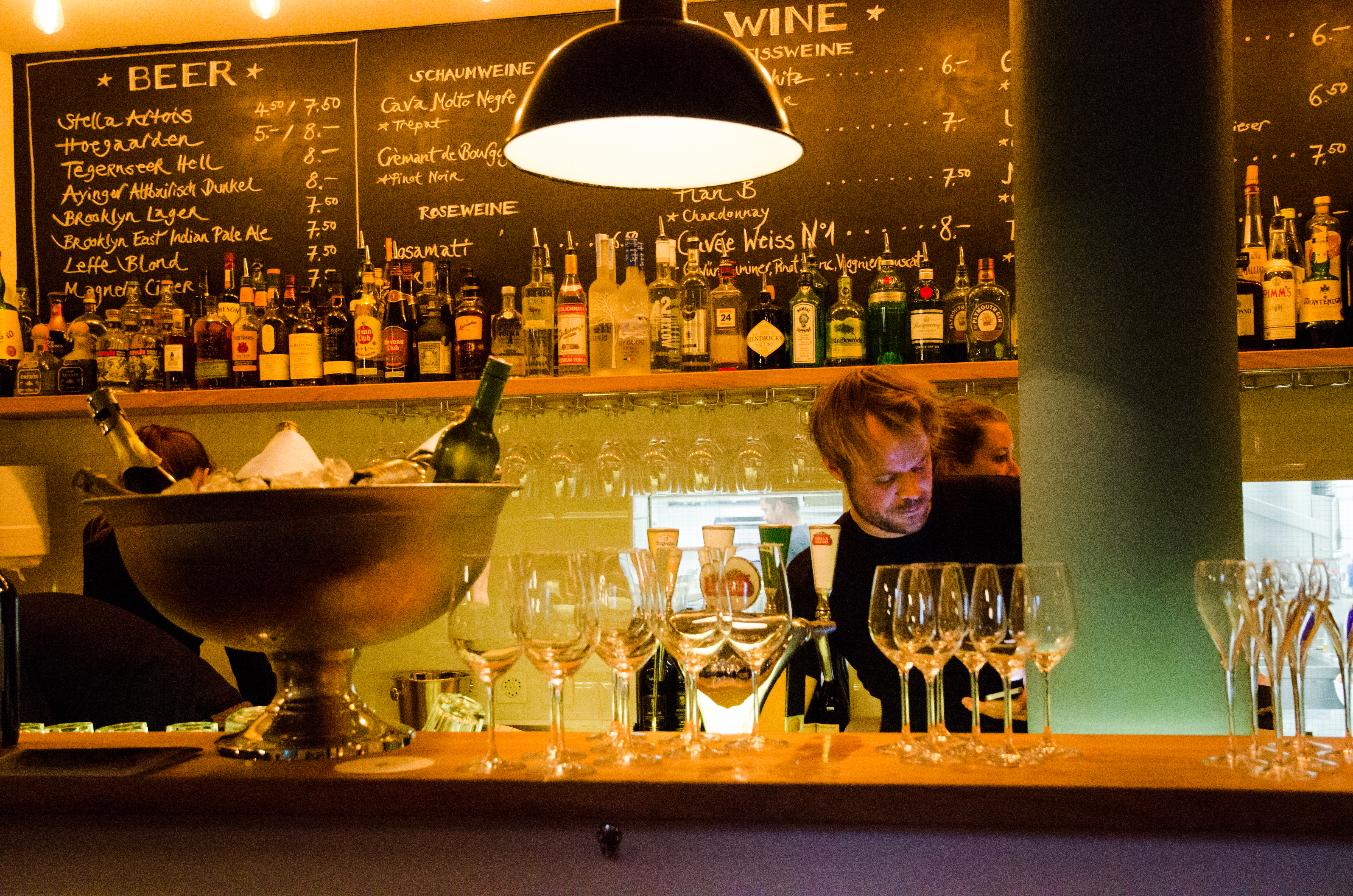 Früher Schreiner, heute Barkeeper: Marius Thurnherr konnte sich die Bartheke selber zimmern.