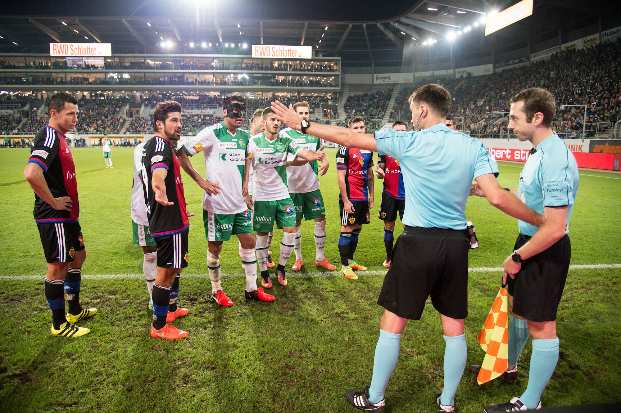 St.Gallen, 24.09.2016, Fussball Super League - FC St.Gallen - FC Basel, Schiedsrichter Stephan Klossner gibt den Baslern den Treffer zum 2:1 nach Absprache mit seinem Lionienrichter (Gonzalo Garcia/EQ Images)