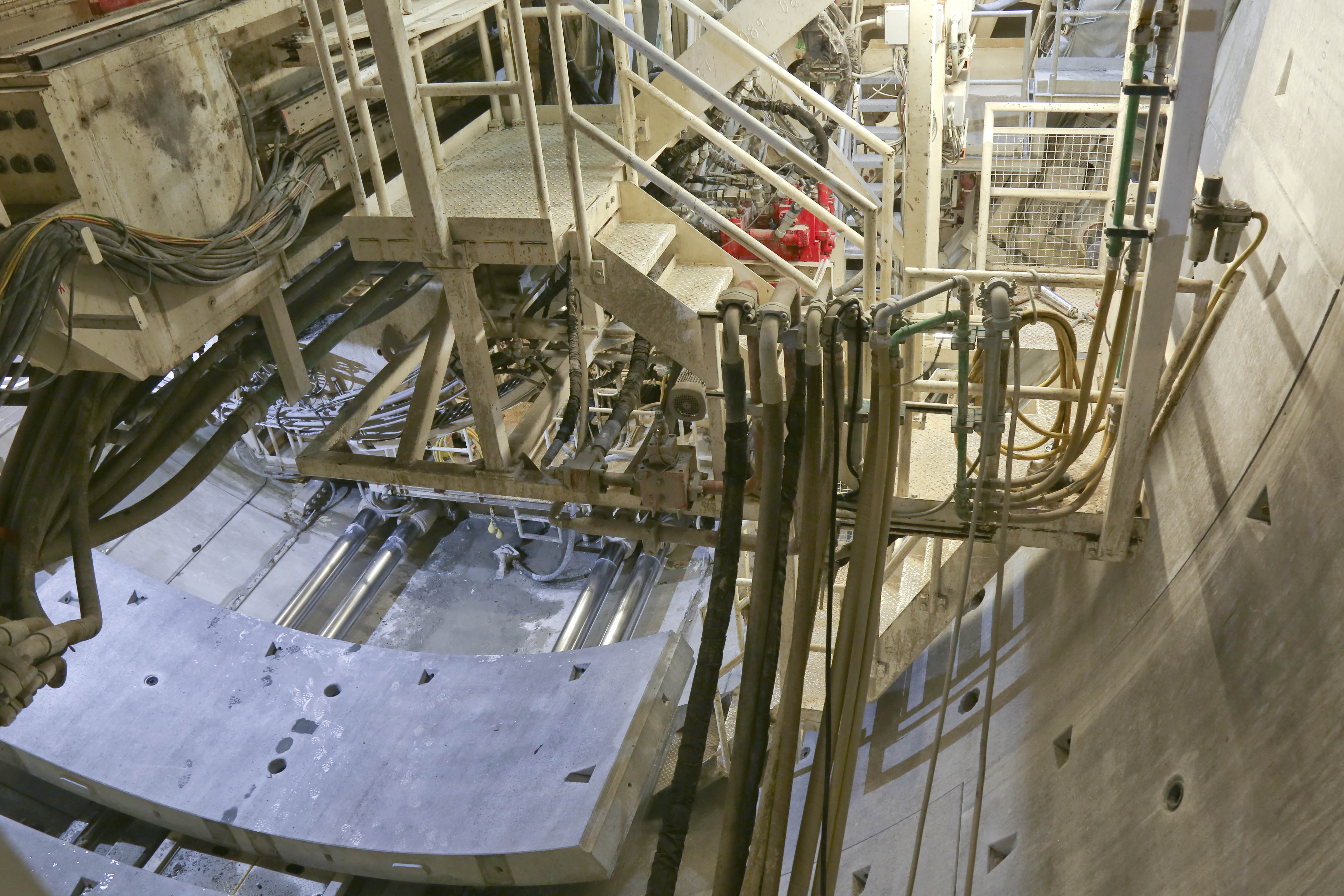 Blick auf die Rückseite der Tunnelbohrmaschine – die grösste, die je in der Schweiz im Einsatz stand.