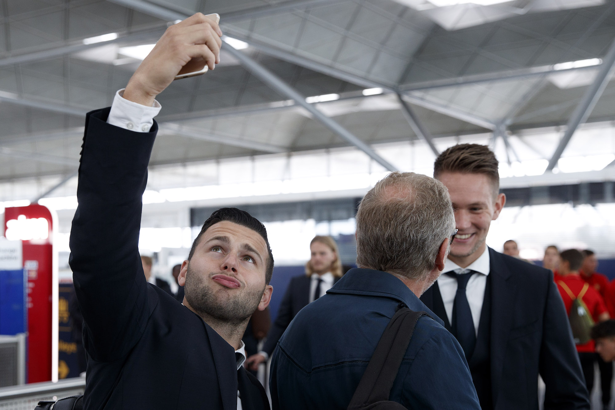 27.09.2016; London; Fussball Champions League - Reise FC Basel; Renato Steffen (Basel) macht Selfie bei der Ankunft am Flughafen Stansted (Christian Pfander/freshfocus)
