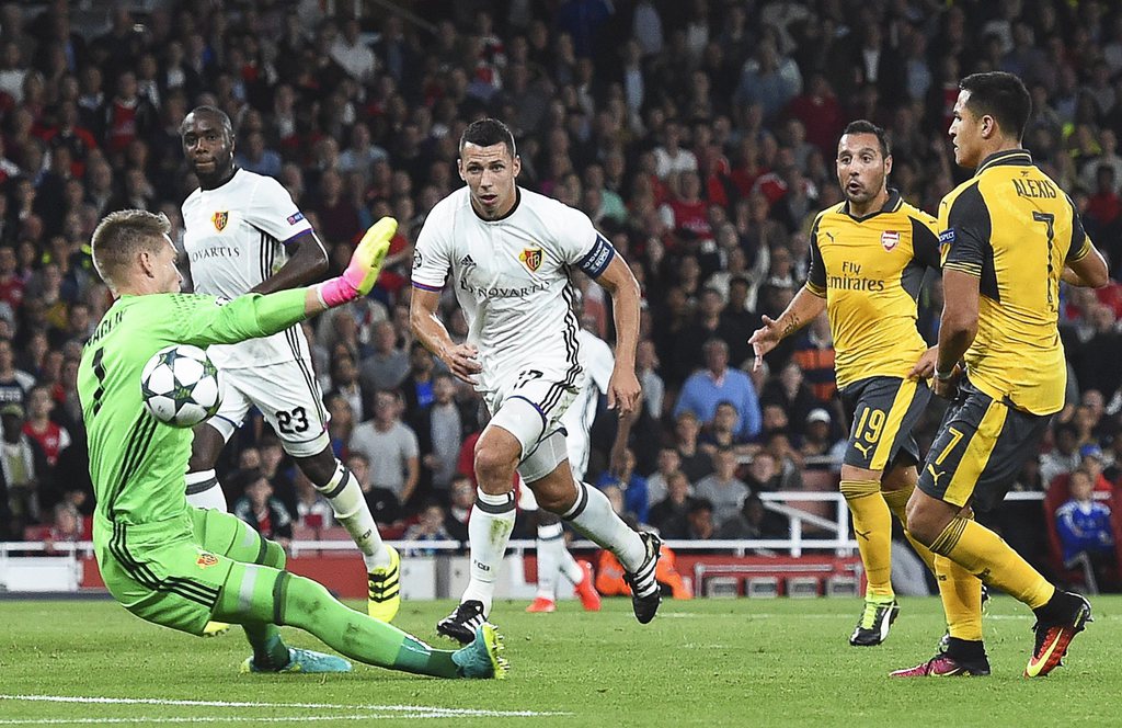 epa05560783 Basel's goalkeeper Tomas Vaclik (L) saves a shot from Alexis Sanchez (R) of Arsenal during the UEFA Champions League group A soccer match between Arsenal FC and FC Basel in London, Britain, 28 September 2016. EPA/FACUNDO ARRIZABALAGA
