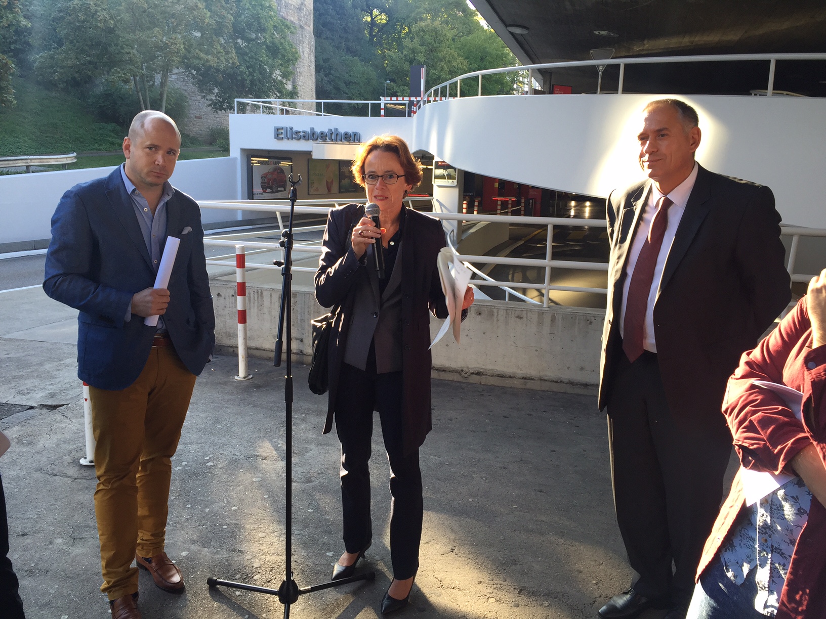 Medienkonferenz vor dem Elisabethenparking: Die SP-Regierungsrätin Eva Herzog und ihr Amtskollege Hans-Peter Wessels beantworten Fragen zum Kombiticket.