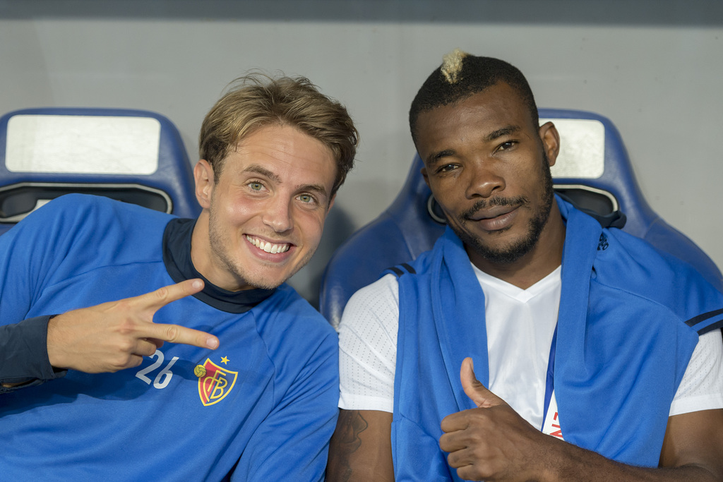 Die Basler Daniel Hoegh, links, und Geoffroy Serey Die, rechts, gruessen von der Ersatzbank vor dem Fussball Meisterschaftsspiel der Super League zwischen dem FC Basel 1893 und dem Grasshopper Club Zuerich, im Stadion St. Jakob-Park in Basel, am Samstag, 10. September 2016. (KEYSTONE/Georgios Kefalas)