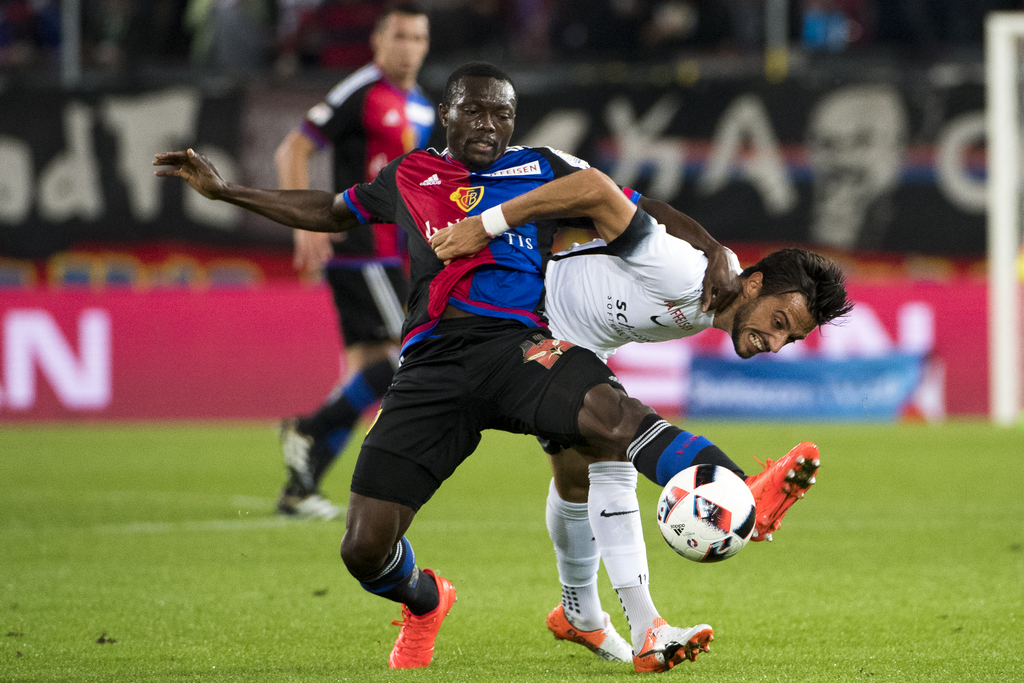 Der Basler Adama Traore, links, gegen den Thuner Matteo Tosetti, rechts, im Fussball Meisterschaftsspiel der Super League zwischen dem FC Basel 1893 und dem FC Thun, im Stadion St. Jakob-Park in Basel, am Samstag, 1. Oktober 2016. (KEYSTONE/Anthony Anex)