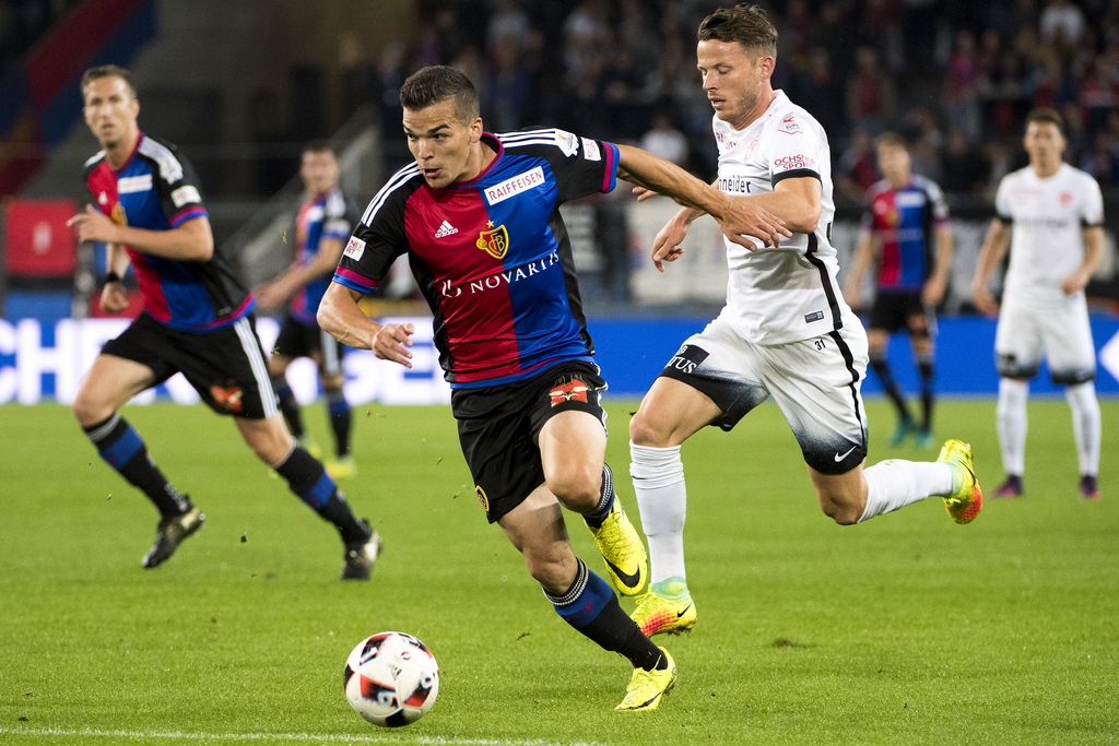 Der Basler Kevin Bua, links, gegen den Thuner Stefan Glarner, rechts, im Fussball Meisterschaftsspiel der Super League zwischen dem FC Basel 1893 und dem FC Thun, im Stadion St. Jakob-Park in Basel, am Samstag, 1. Oktober 2016. (KEYSTONE/Anthony Anex)