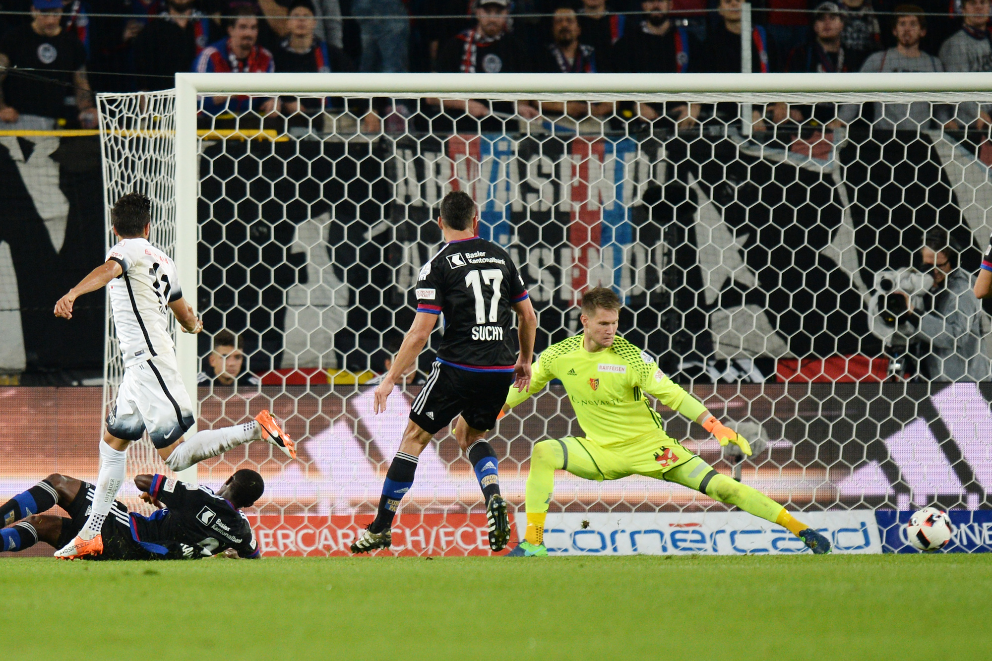 01.10.2016; Basel; Fussball Super League - FC Basel - FC Thun; Matteo Tosetti (Thun) erzielt das Tor zum 0:1 (Steffen Schmidt/freshfocus)