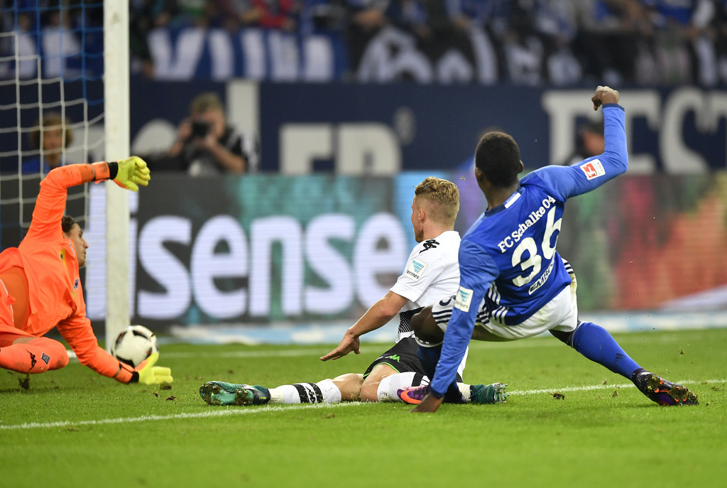 Schalke's Breel Embolo, right, scores his side's second goal during the German Bundesliga soccer match between FC Schalke 04 and Borussia Moenchengladbach in Gelsenkirchen, Germany, Sunday, Oct. 2, 2016. (AP Photo/Martin Meissner)