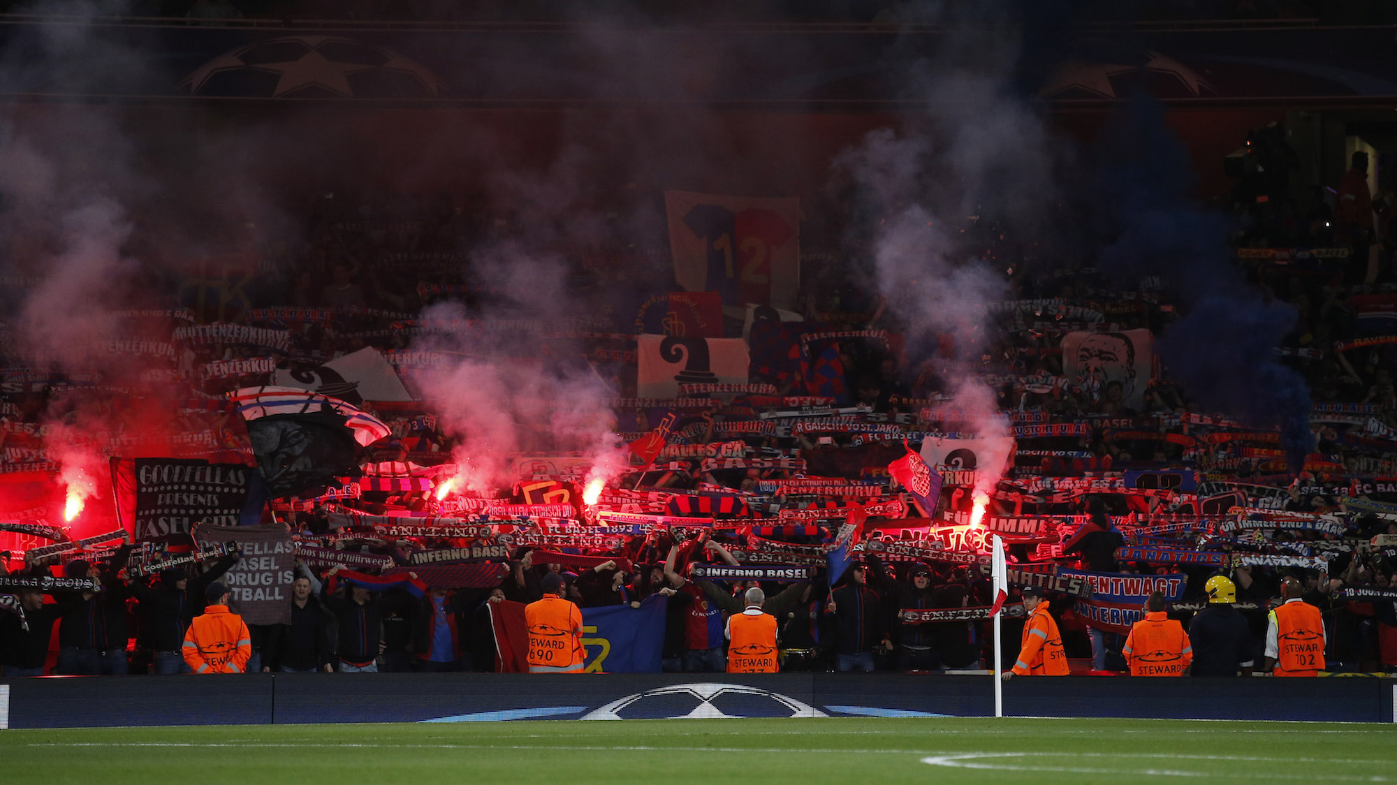 Britain Soccer Football - Arsenal v FC Basel - UEFA Champions League Group Stage - Group A - Emirates Stadium, London, England - 28/9/16 FC Basel fans with flares Action Images via Reuters / Andrew Couldridge Livepic EDITORIAL USE ONLY.