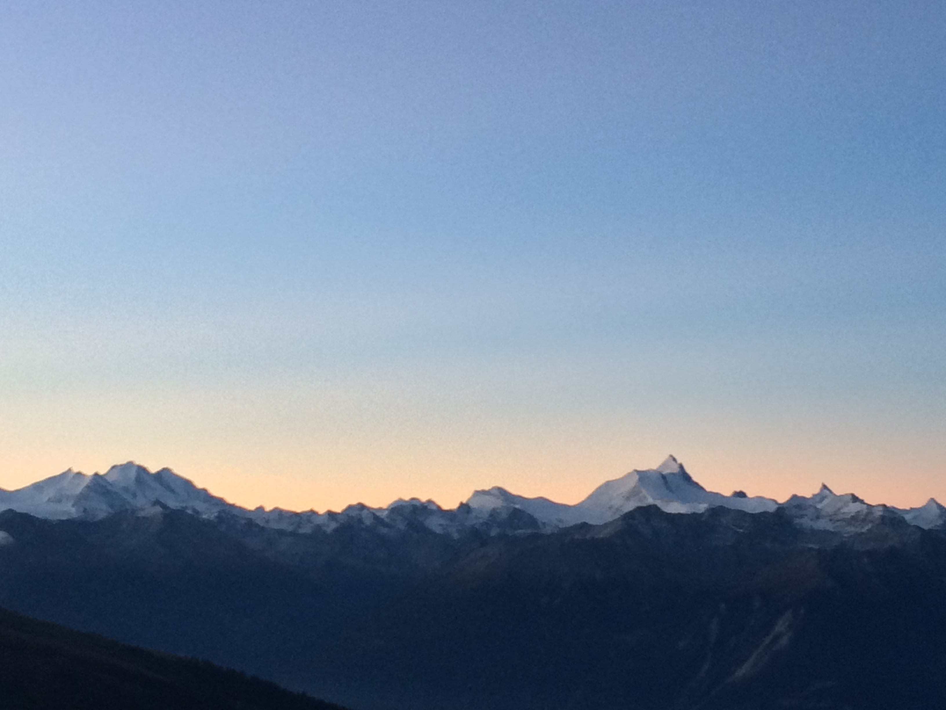Blick auf die Walliser Gipfel bei Sonnenaufgang vom Gemmipass.