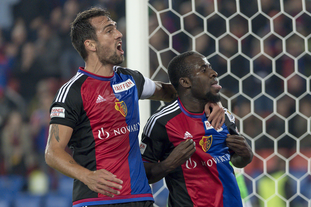 Die Basler Matias Delgado, links, und Seydou Doumbia, rechts, jubeln ueber das 1:0 im Fussball Meisterschaftsspiel der Super League zwischen dem FC Basel 1893 und dem FC Luzern, im Stadion St. Jakob-Park in Basel, am Samstag, 10. Oktober 2016. (KEYSTONE/Georgios Kefalas)
