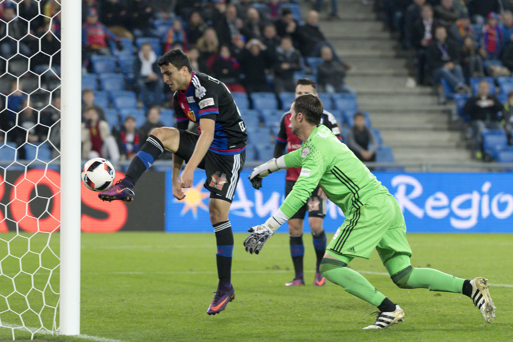 Der Basler Mohamed Elyounoussi, links, erzielt das 3:0 gegen den Luzerner Torhueter David Zibung, rechts,im Fussball Meisterschaftsspiel der Super League zwischen dem FC Basel 1893 und dem FC Luzern, im Stadion St. Jakob-Park in Basel, am Samstag, 15. Oktober 2016. (KEYSTONE/Georgios Kefalas)