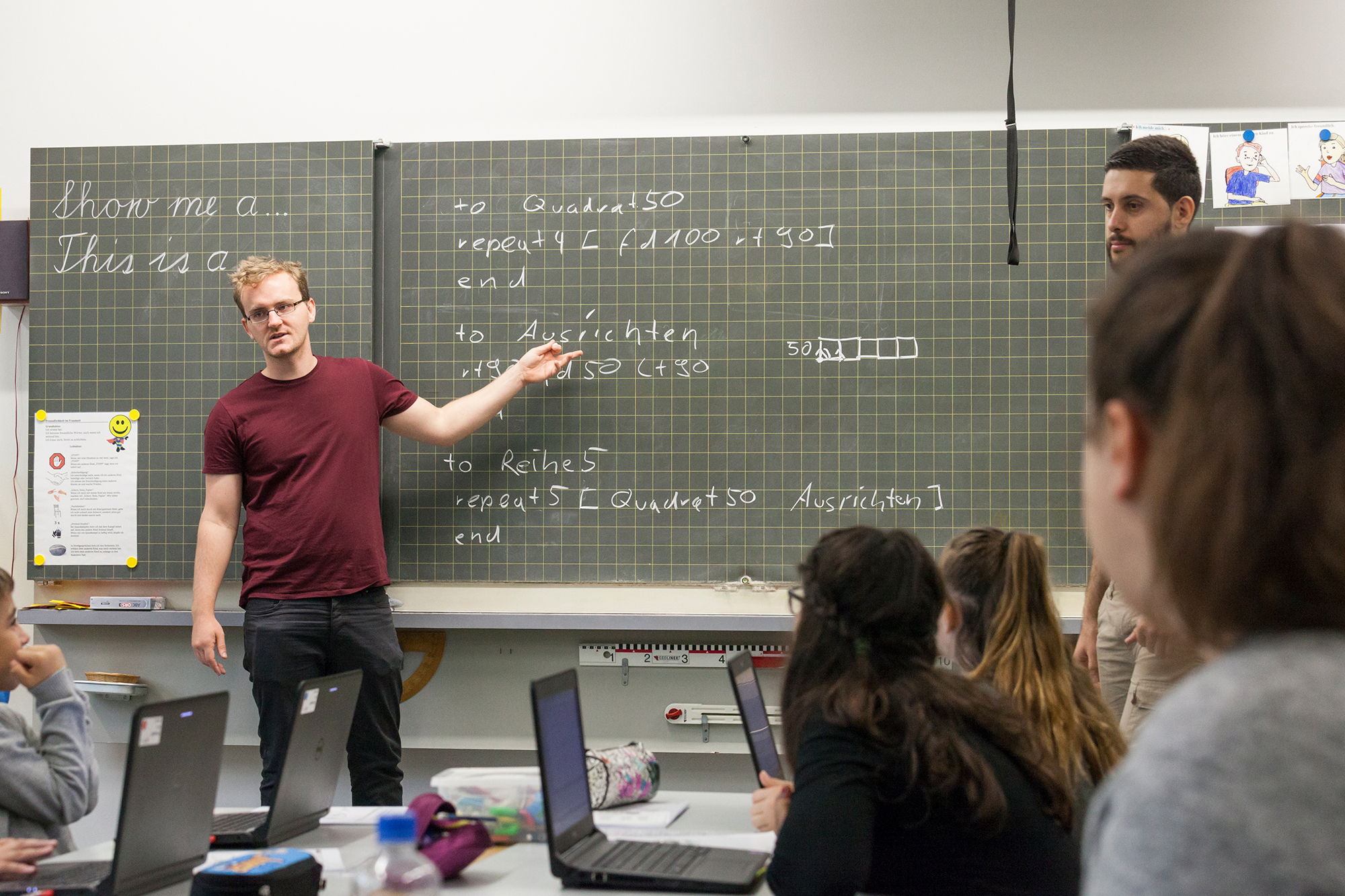 Die Basler Informatik-Studenten Martin Jehle und Gökhan Yesilyayla bringen im Rahmen von Primalogo Primarschülern das Programmieren bei.