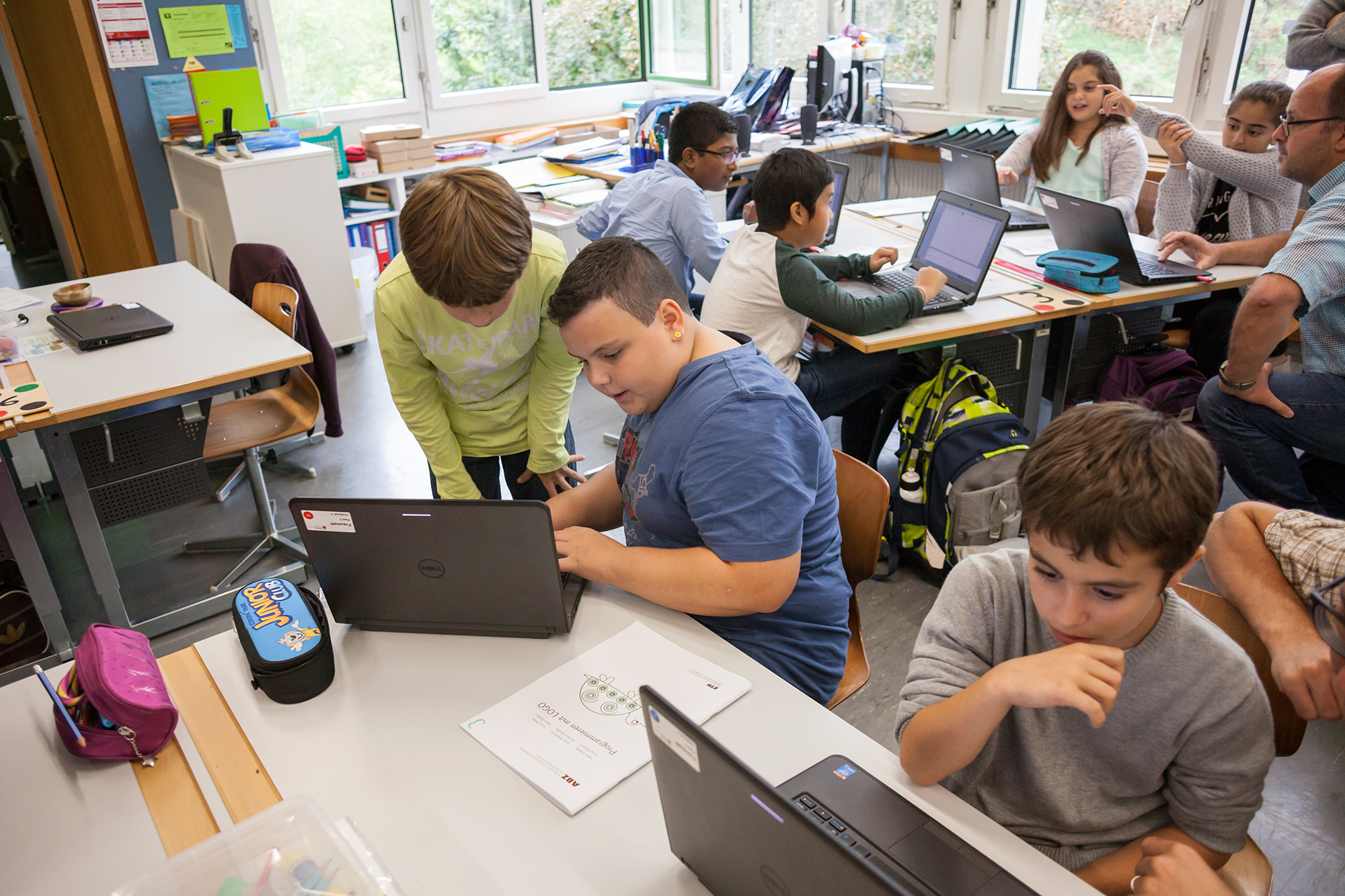 Die Schülerinnen und Schüler arbeiten eng zusammen: Man hilft einander und tauscht sich aus.