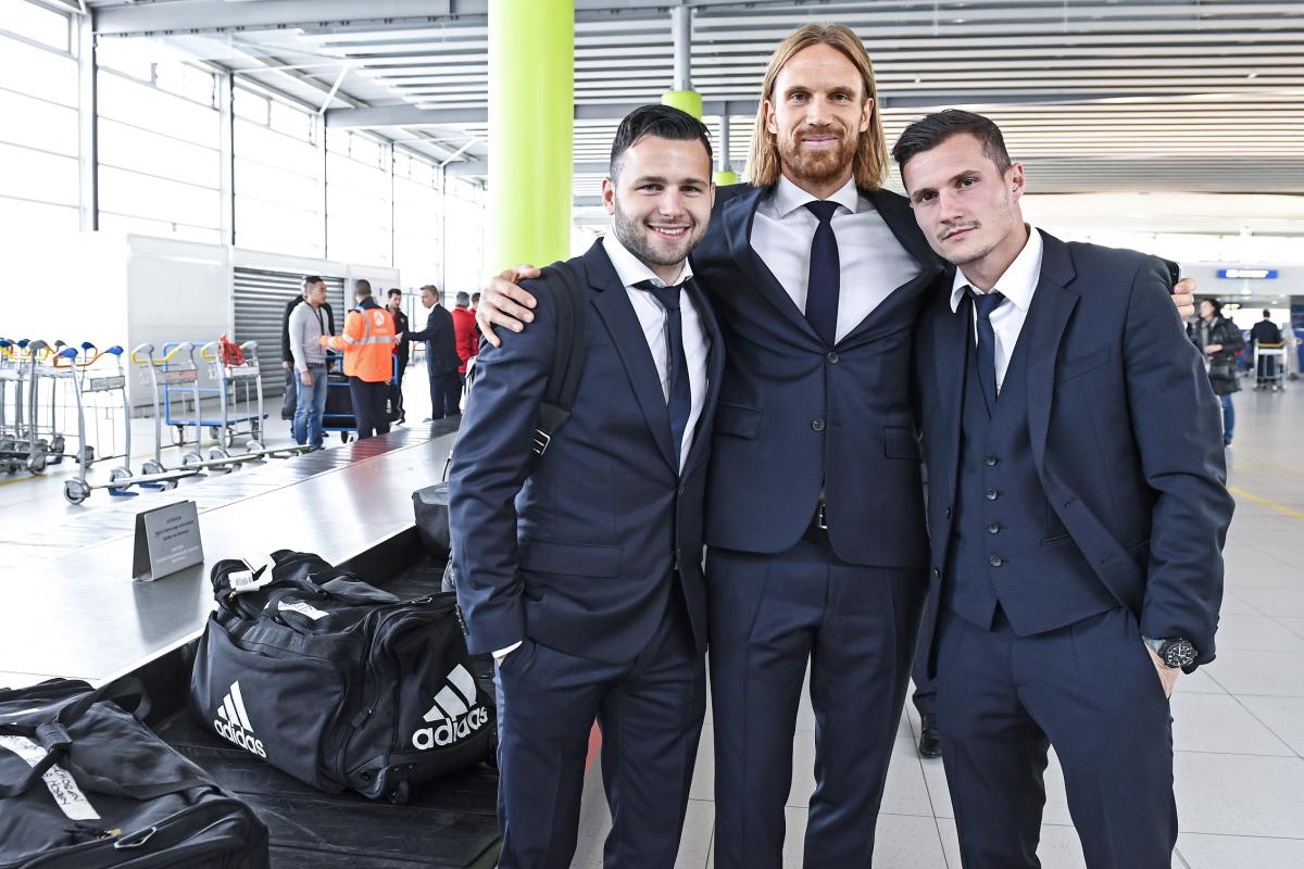 18.10.2016; Paris; Fussball Champions League - PSG Paris - FC Basel; Reise FC Basel; Renato Steffen (Basel), Michael Lang (Basel) und Taulant Xhaka (Basel) bei der Ankunft am Flughafen Charles de Gaulle (Urs Lindt/freshfocus)