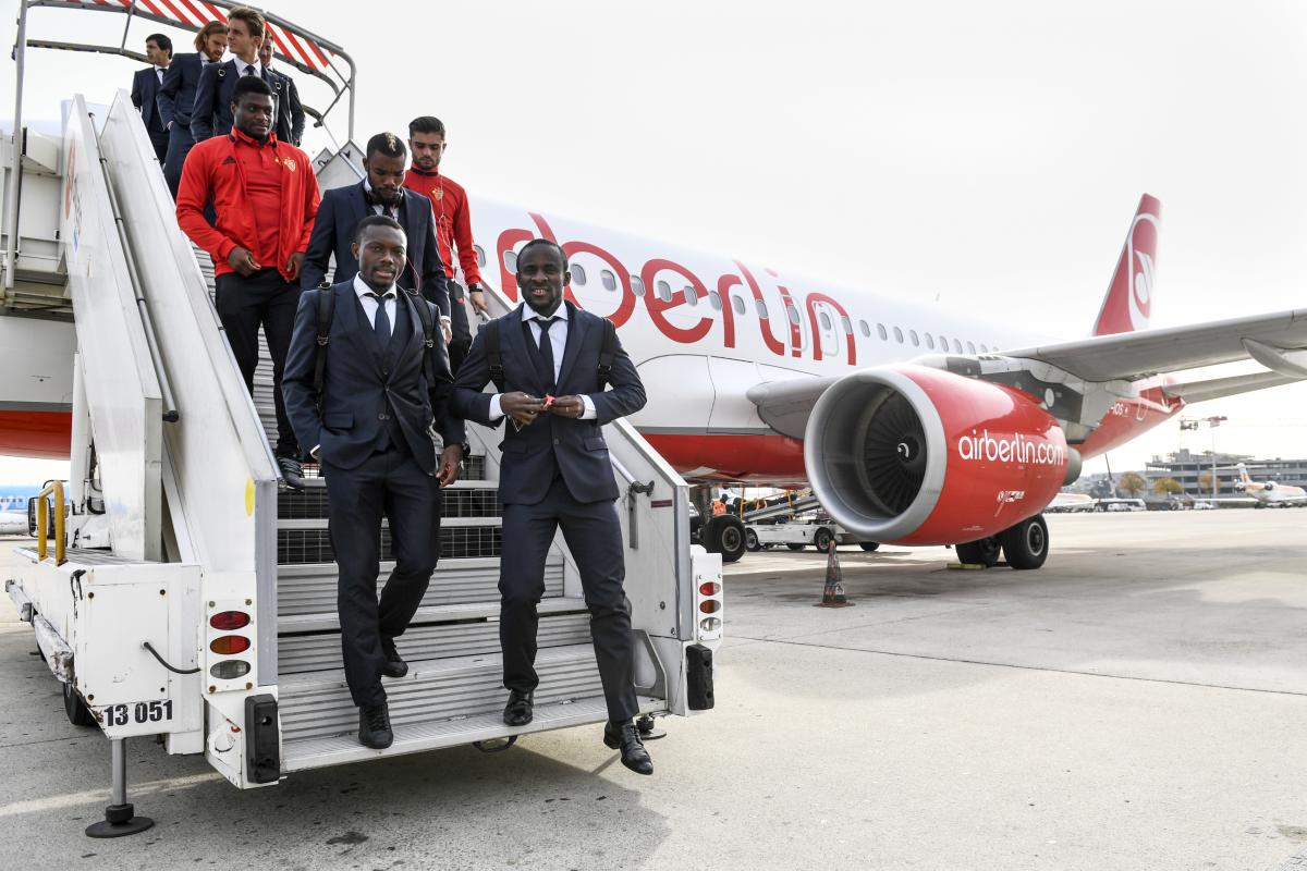 18.10.2016; Paris; Fussball Champions League - PSG Paris - FC Basel; Reise FC Basel; Adama Traore (Basel) und Seydou Doumbia (Basel) bei der Ankunft am Flughafen Charles de Gaulle (Urs Lindt/freshfocus)
