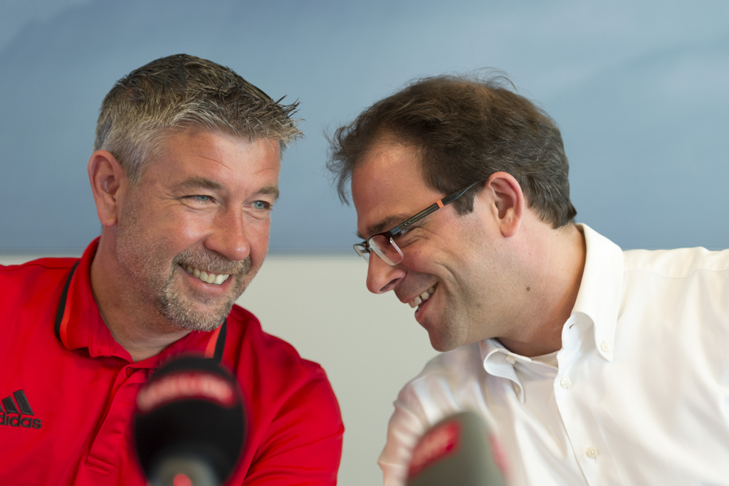 Urs Fischer, Trainer des FC Basel, links, und Georg Heitz, Verwaltungsrat und Sportdirektor des FC Basel, rechts, laecheln an einer Medienkonferenz des FC Basel 1893 im Stadion St. Jakob-Park in Basel am Donnerstag, 21. Juli 2016. (KEYSTONE/Georgios Kefalas)