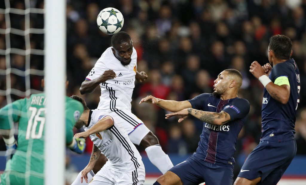 epa05592631 Seydou Doumbia (C) of FC Basel during the UEFA Champions League group A soccer match between Paris Saint Germain (PSG) and FC Basel at Parc des Princes stadium in Paris, France, 19 October 2016. EPA/IAN LANGSDON