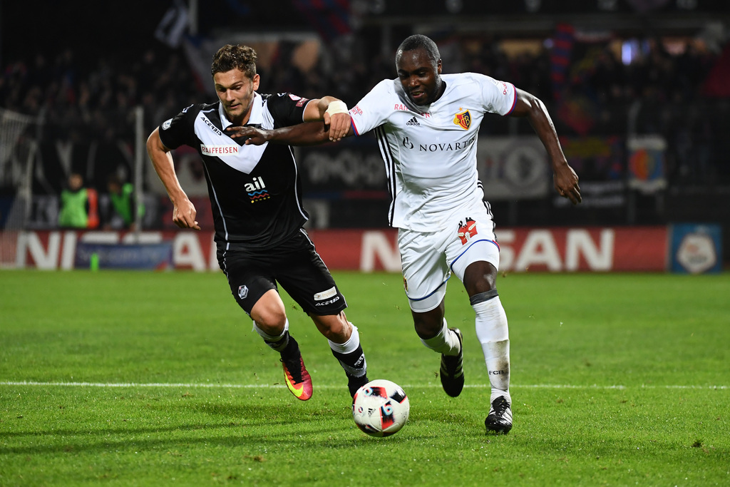 Basels Eder Balanta, rechts, kaempft gegen Luganos Balint Vecsei, links, waehrend dem Fussball Meisterschaftsspiel der Super League zwischen dem FC Lugano und dem FC Basel, am Samstag, 22. Oktober 2016, in Lugano. (KEYSTONE/Ti-Press/Gabriele Putzu)
