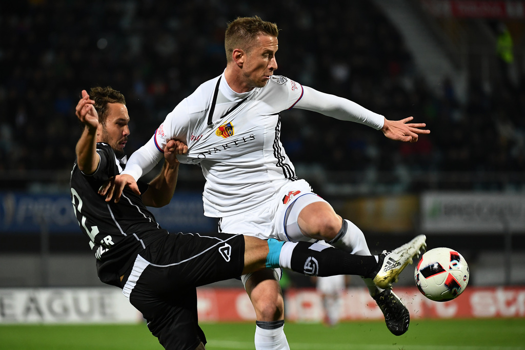 Basels Marc Janko, rechts, kaempft gegen Luganos Steve Rouiller, links, waehrend dem Fussball Meisterschaftsspiel der Super League zwischen dem FC Lugano und dem FC Basel, am Samstag, 22. Oktober 2016, in Lugano. (KEYSTONE/Ti-Press/Gabriele Putzu)