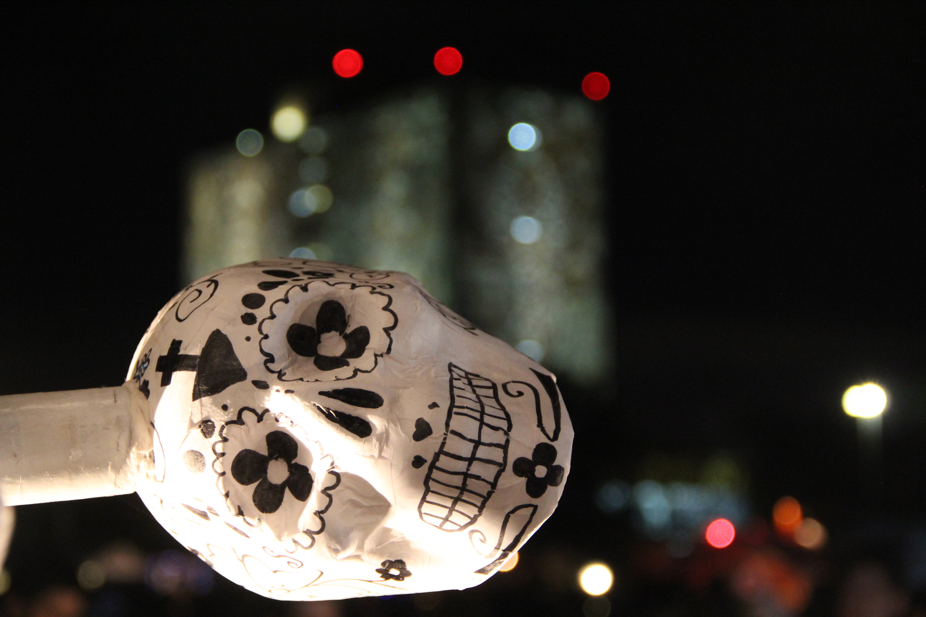 Wie Studierende den «Día de los Muertos»: Pappmaché-Schädel gehören zu den prächtigen Altären auf dem Uni- Campus der UNAM. Jedes Jahr gibt's ein anderes Thema.