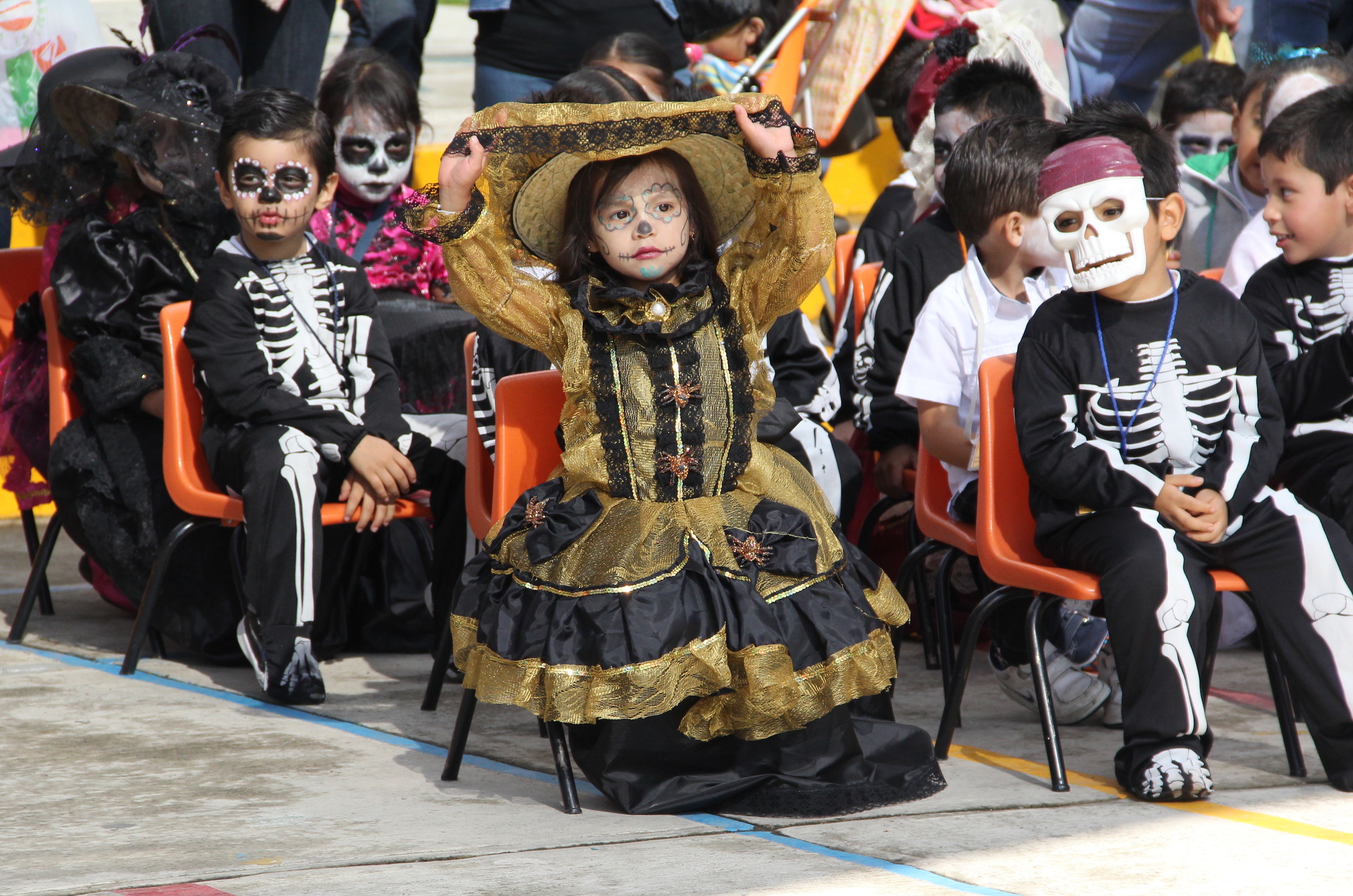 Halloween hat auch in Mexiko seine Spuren hinterlassen. Verkleidungen werden immer beliebter. Spitzenreiter ist aber eine mexikanische Figur: Die Catrina, die auch von diesem Mädchen in einem Kindergarten von Mexiko-Stadt verkörpert wird.