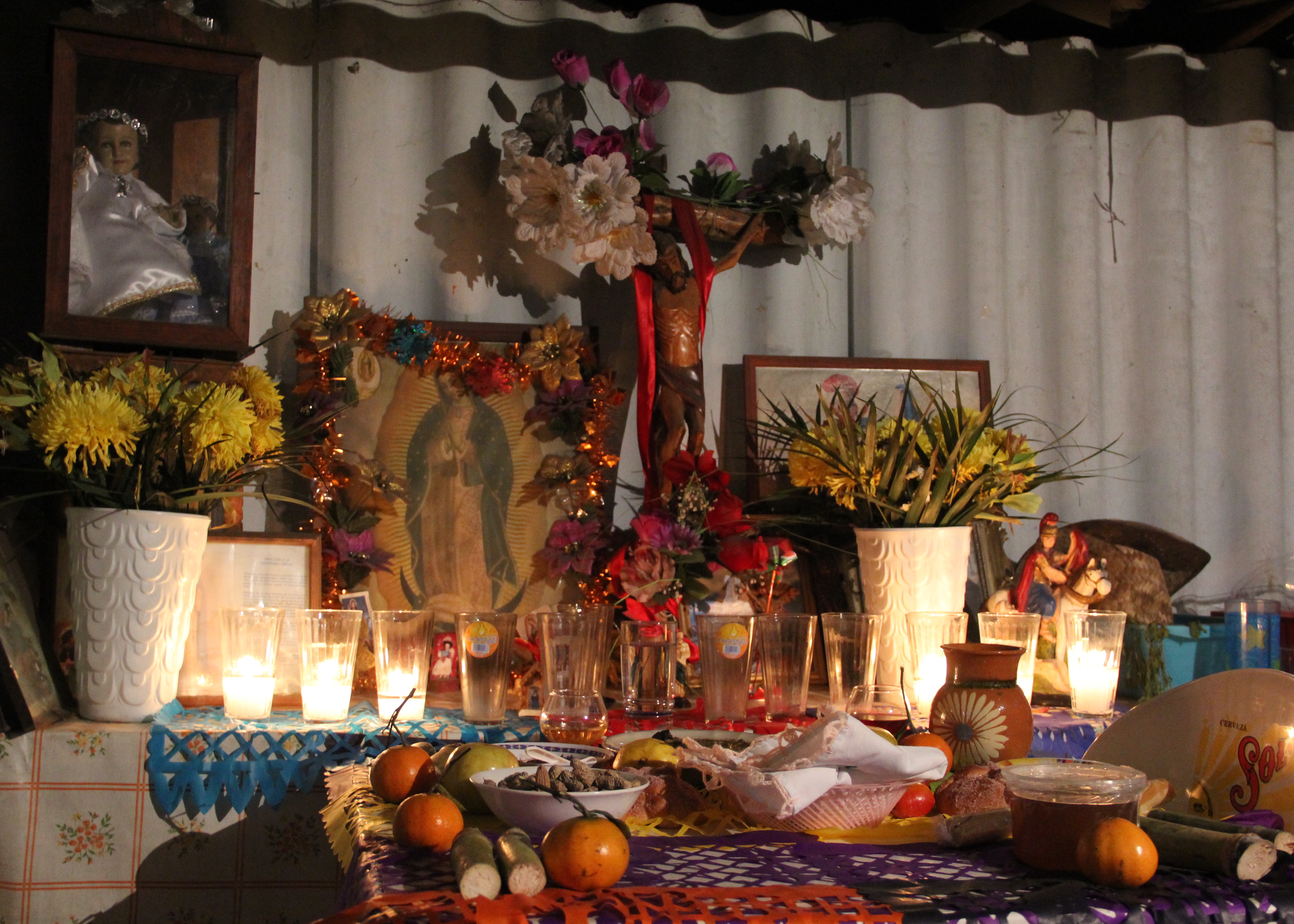 Die Jungfrau von Guadalupe, Pulque-Gläser und Früchte: Ein Altar zum «Tag der Toten» in einer Kneipe.