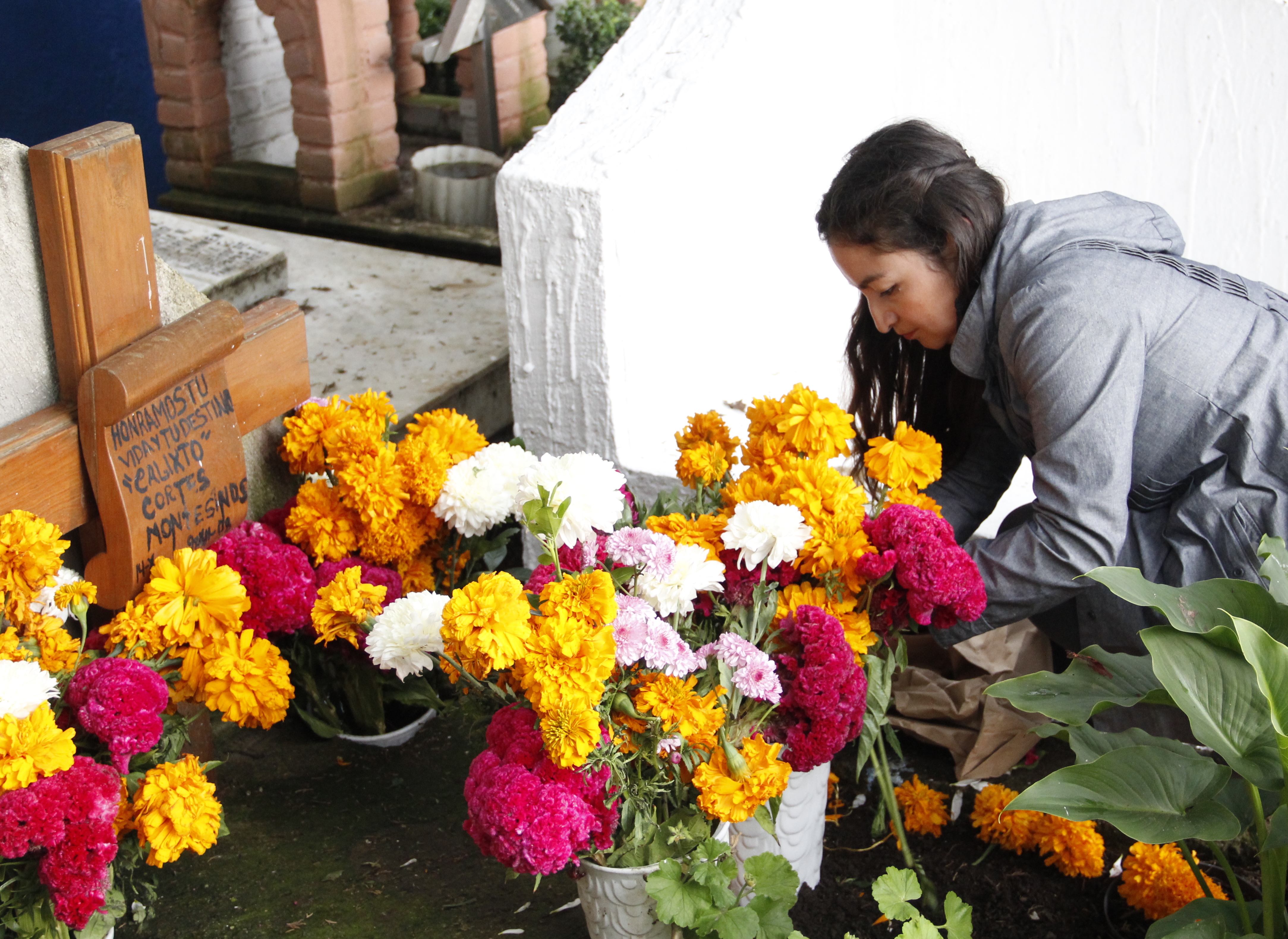Die gelbe Blume Cempasúchil darf keineswegs fehlen: Wie hier auf dem Friedhof von San Mateo Tlaltenango (Mexiko-Stadt) gehört sie zum traditionellen Grabschmuck für die verstorbenen Verwandten.
