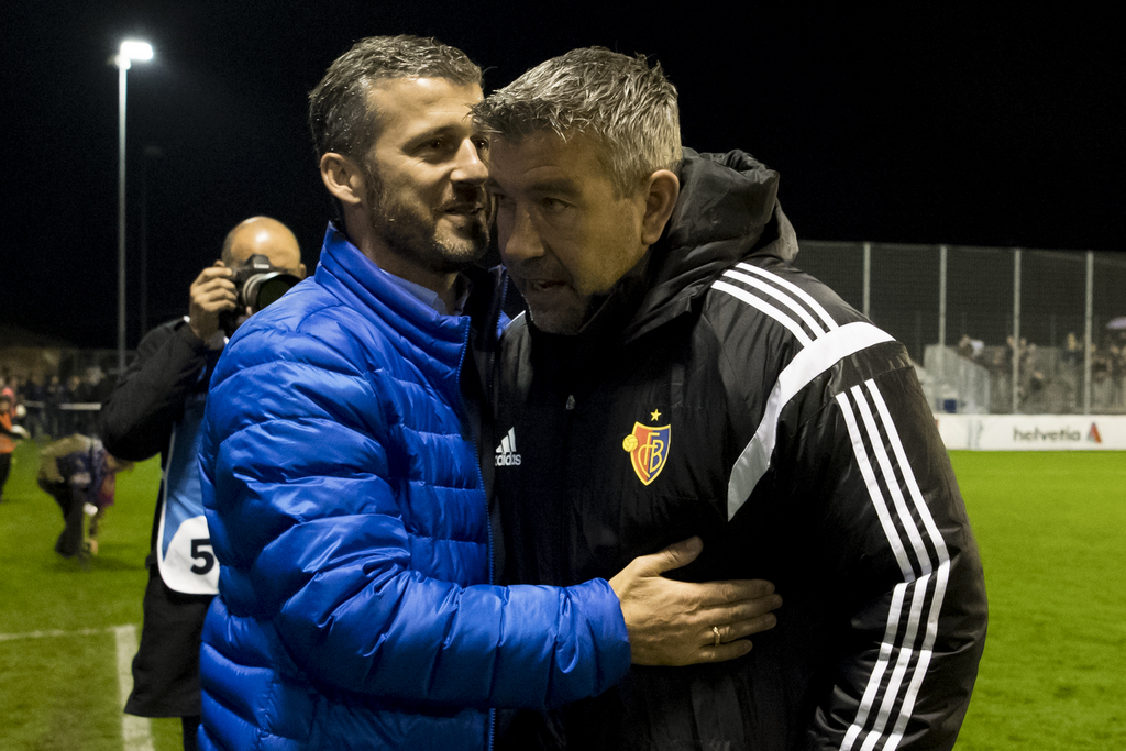 Der Tuggener Trainer Adrian Allenspach, links, begruesst den Basler Trainer Urs Fischer, beim Fussball 1/8-Final Cup Spiel zwischen dem FC Tuggen und dem FC Basel, am Mittwoch, 26. Oktober 2016, im Stadion Linthstrasse in Tuggen. (KEYSTONE/Gian Ehrenzeller)