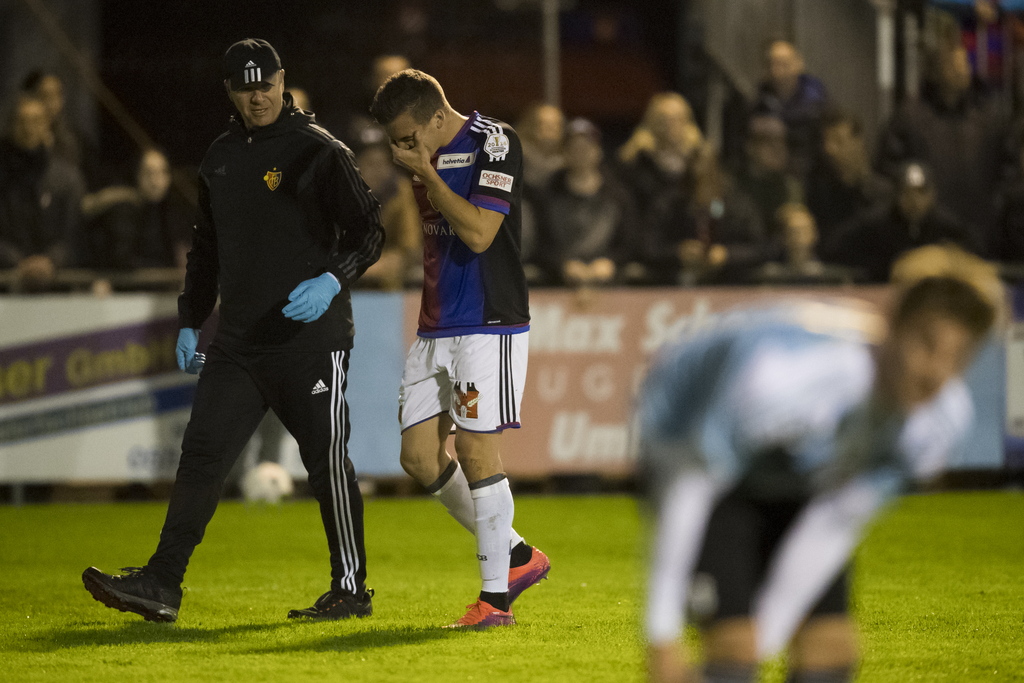 Der Basler Kevin Bua muss verletzt vom Platz, beim Fussball 1/8-Final Cup Spiel zwischen dem FC Tuggen und dem FC Basel, am Mittwoch, 26. Oktober 2016, im Stadion Linthstrasse in Tuggen. (KEYSTONE/Gian Ehrenzeller)