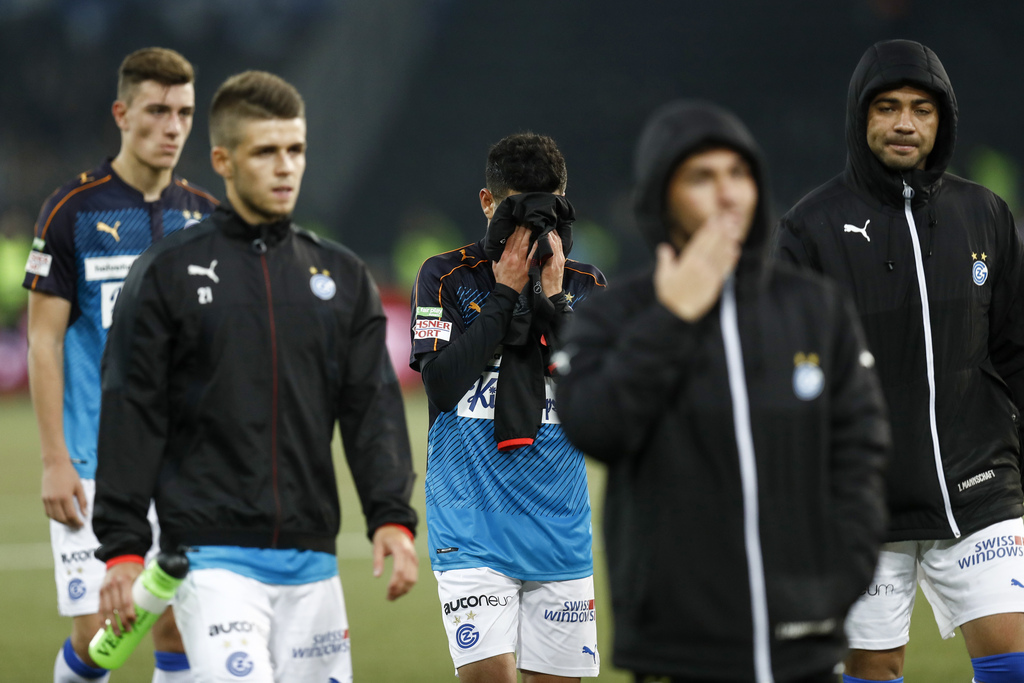 GCs Spieler gehen vom Platz nach dem Schweizer Cup 1/8-Final Spiel zwischen dem BSC Young Boys Bern und dem Grasshopper Club Zuerich, am Mittwoch, 26. Oktober 2016 im Stade de Suisse Wankdorf in Bern. (KEYSTONE/Peter Klaunzer)