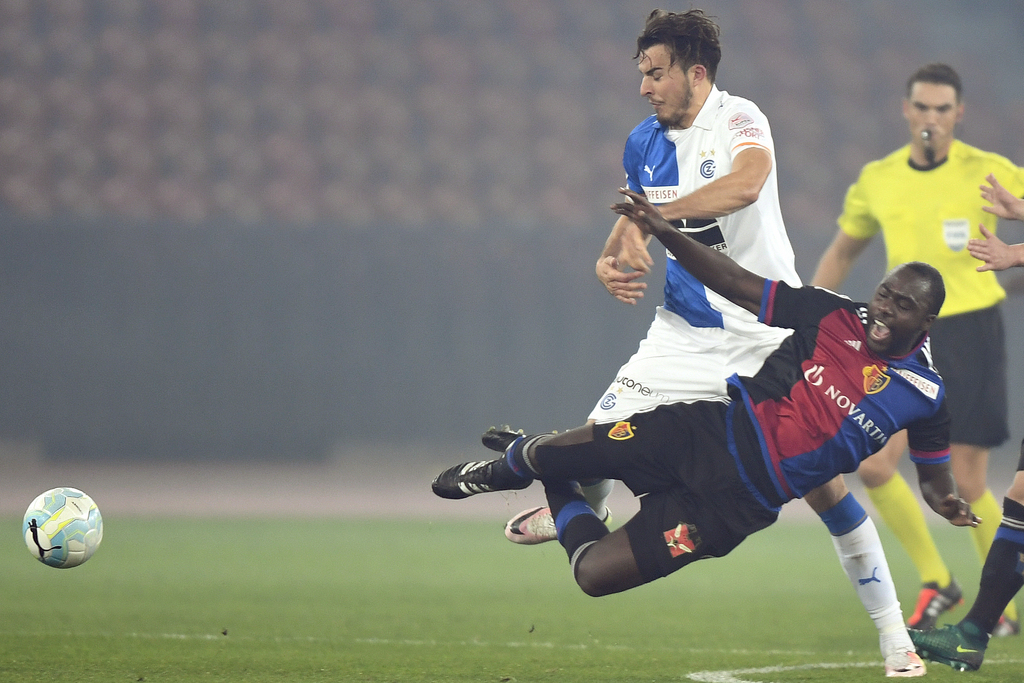 Der Grasshopper Haris Tabakovic, links, gegen den Basler Eder Balanta, rechts, beim Fussballspiel der Super League Grasshopper Club Zuerich gegen den FC Basel im Stadion Letzigrund in Zuerich am Samstag, 29. Oktober 2016. (KEYSTONE/Walter Bieri)