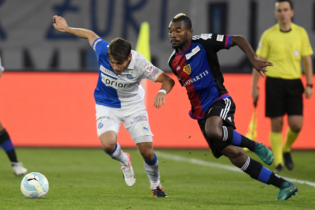 Der Grasshopper Numa Lavanchy, links, gegen den Basler Geoffroy Serey Die, rechts, beim Fussballspiel der Super League Grasshopper Club Zuerich gegen den FC Basel im Stadion Letzigrund in Zuerich am Samstag, 29. Oktober 2016. (KEYSTONE/Walter Bieri)